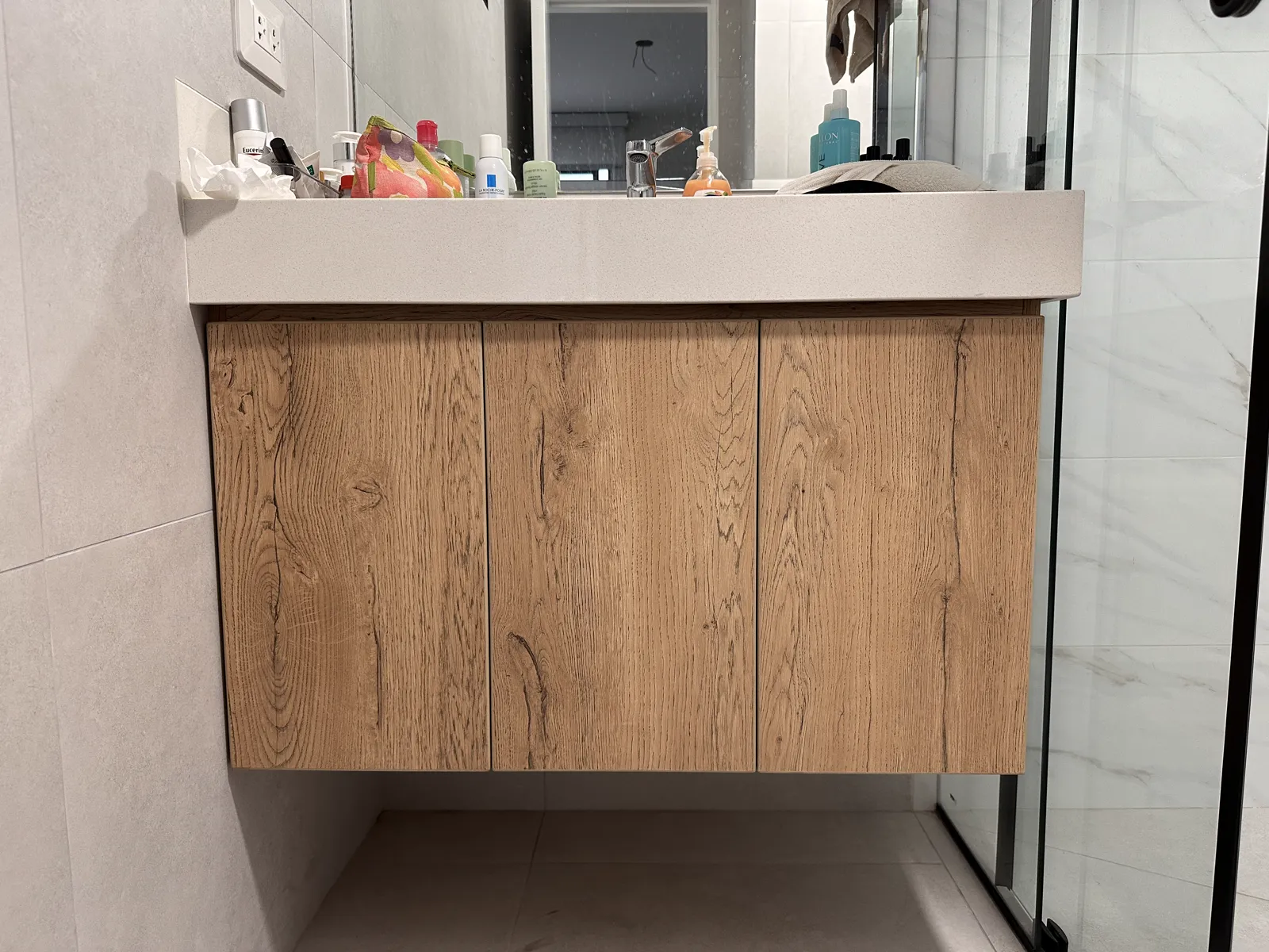 Mueble de baño flotante en melamine del proyecto Cordova