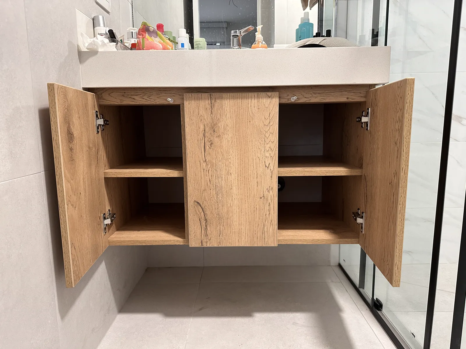 Mueble de baño flotante en melamine del proyecto Cordova