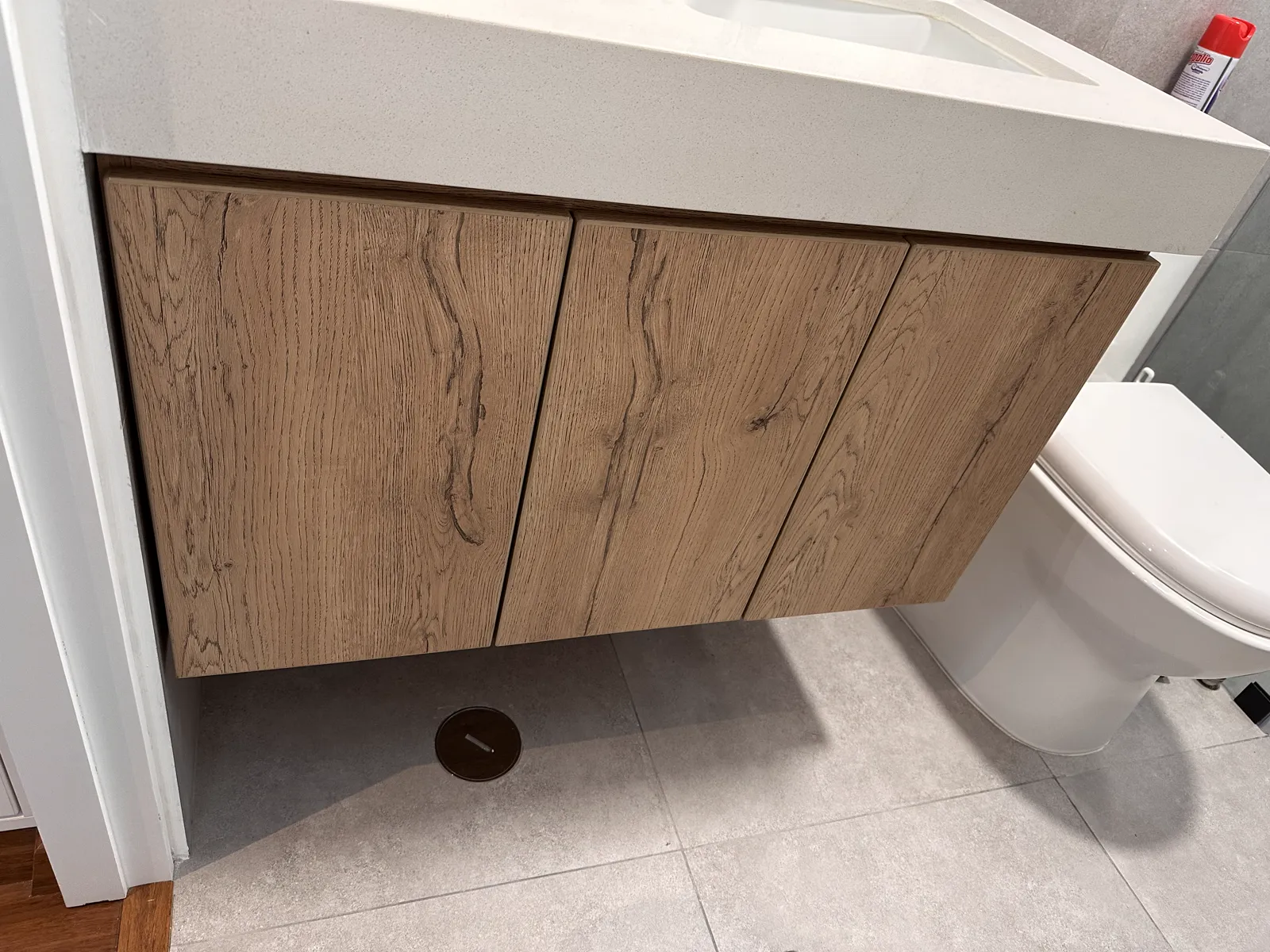 Mueble de baño flotante en melamine del proyecto Cordova