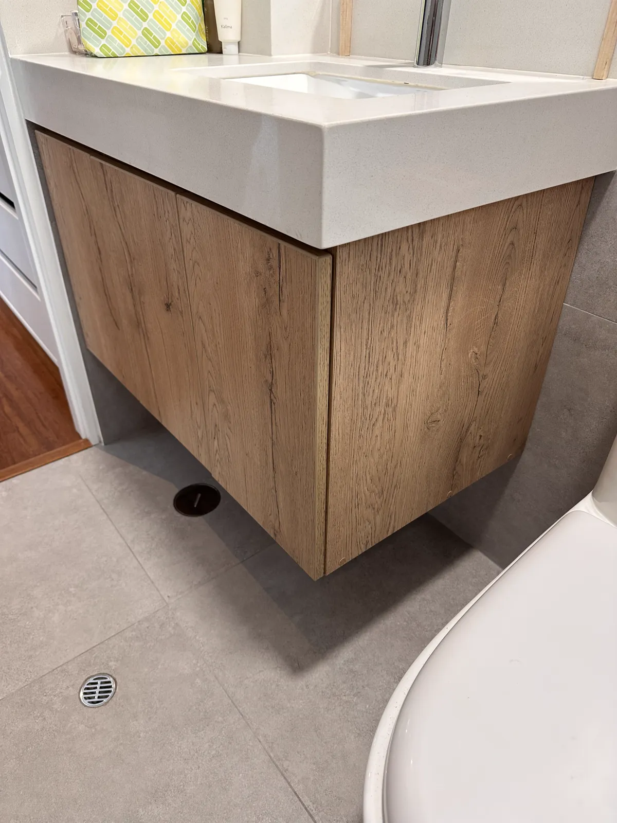 Mueble de baño flotante en melamine del proyecto Cordova