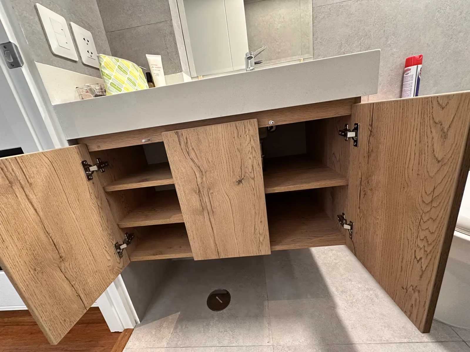 Mueble de baño flotante en melamine del proyecto Cordova