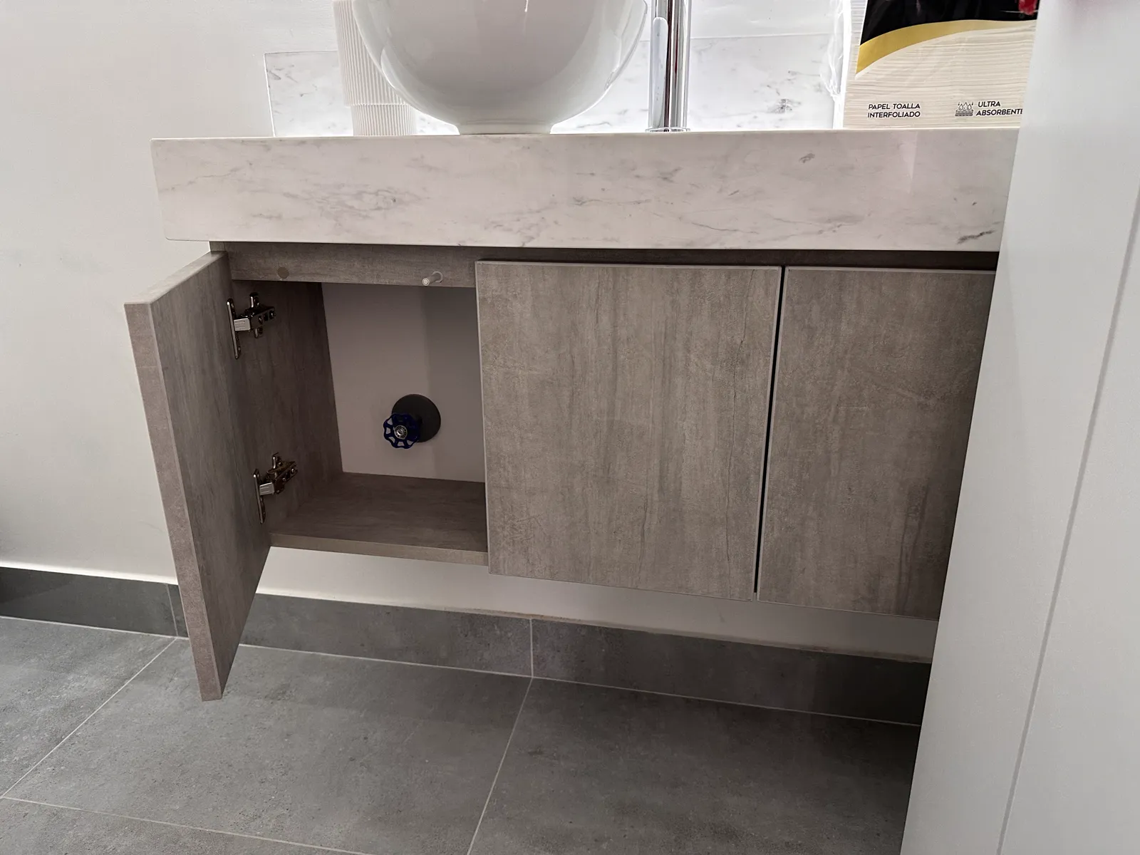 Mueble de baño flotante en melamine del proyecto Cordova