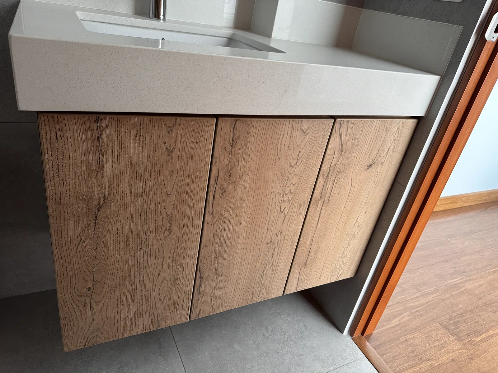 Mueble de baño flotante en melamine del proyecto Cordova