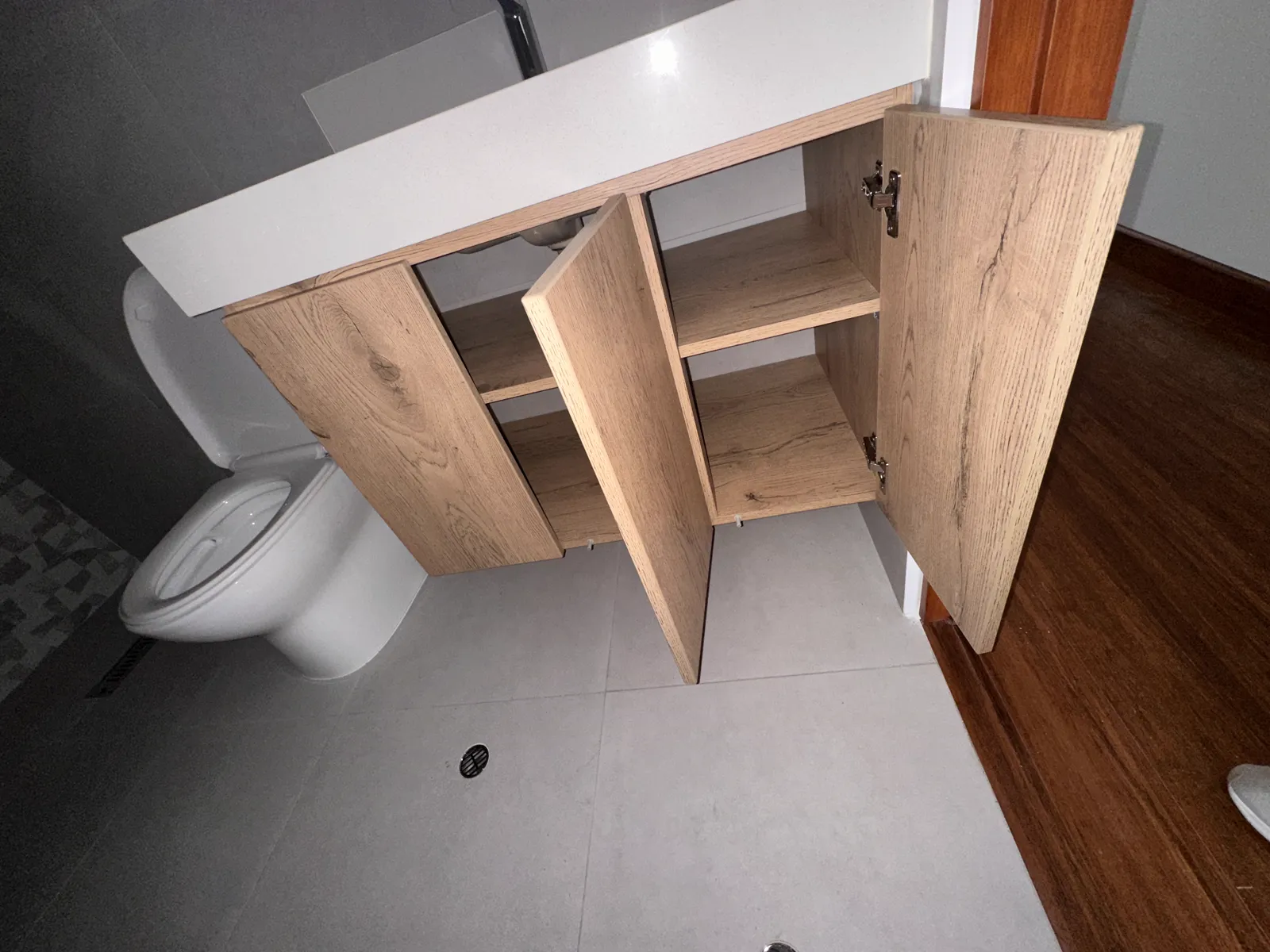 Mueble de baño flotante en melamine del proyecto Cordova