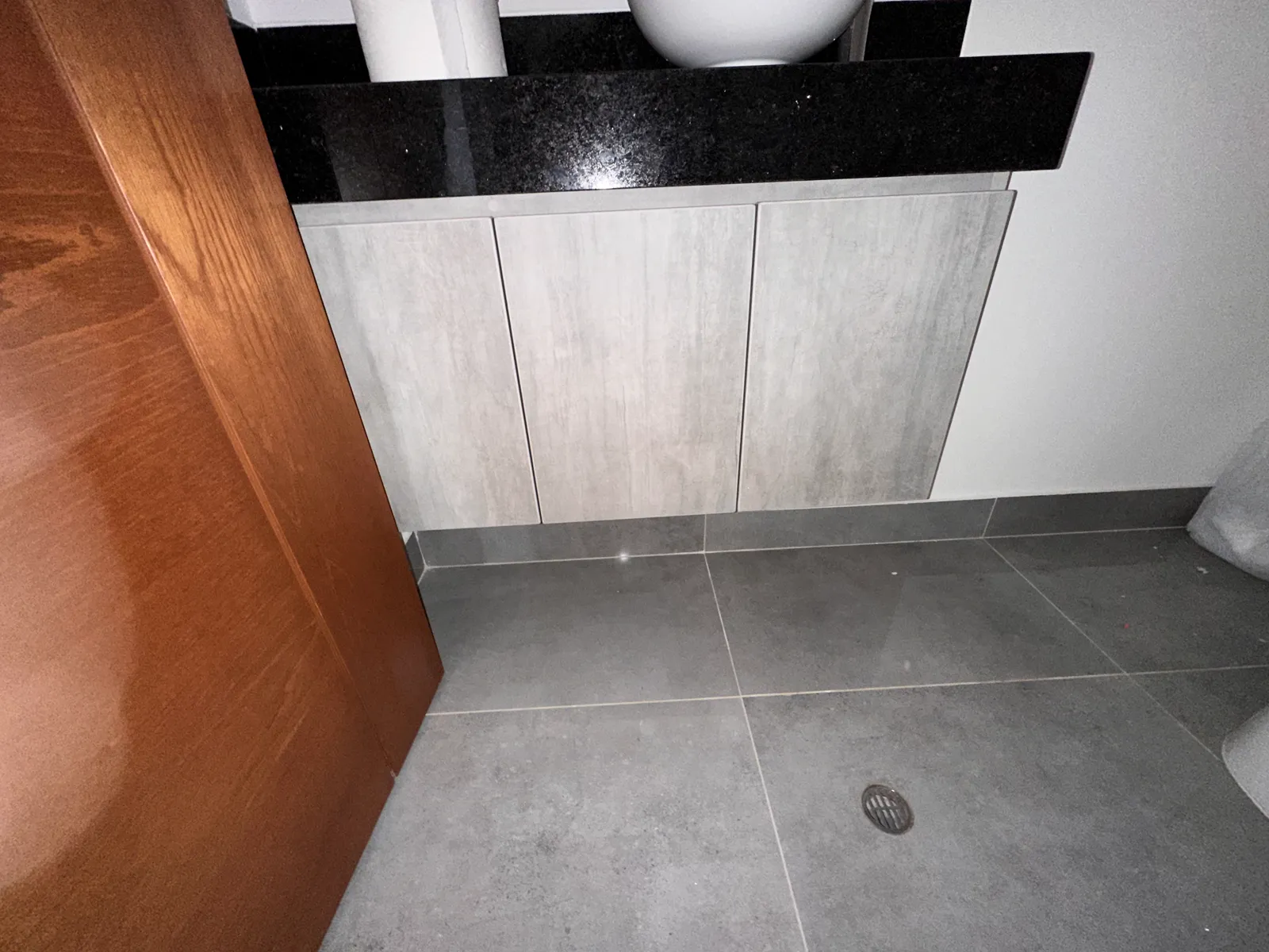 Mueble de baño flotante en melamine del proyecto Cordova
