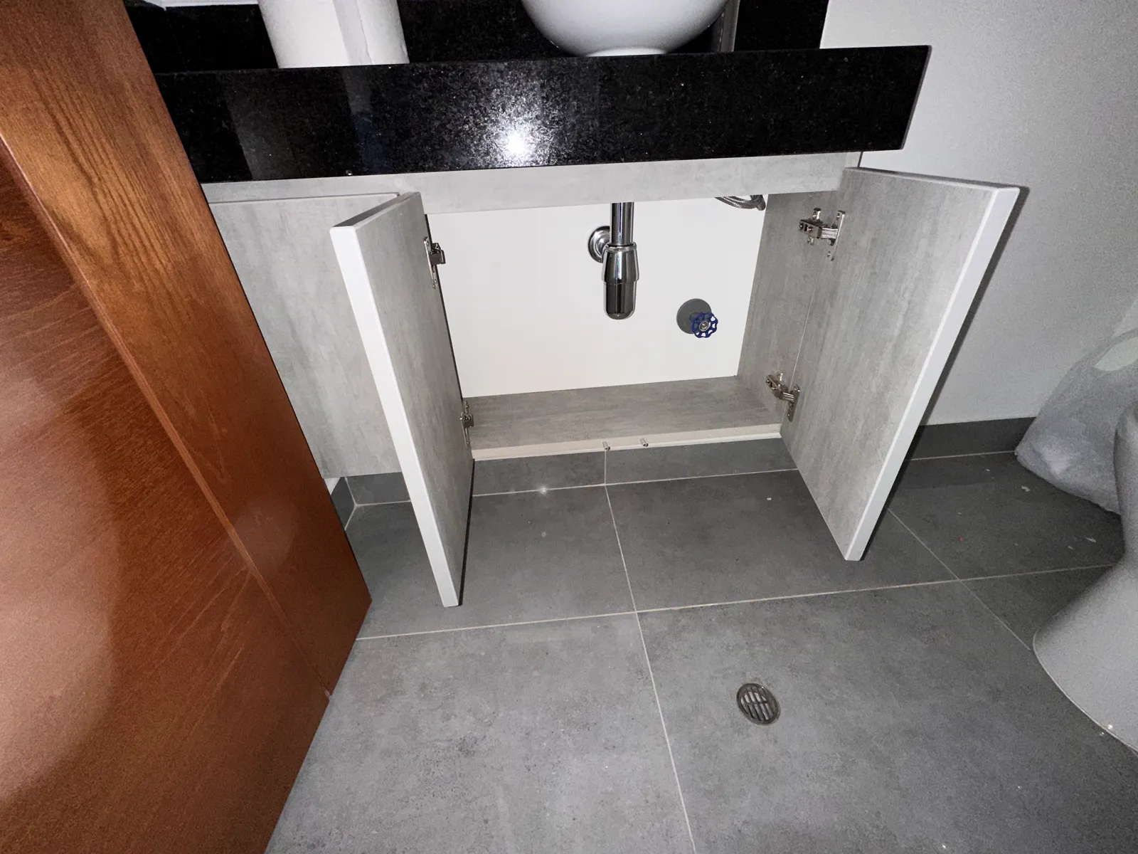 Mueble de baño flotante en melamine del proyecto Cordova