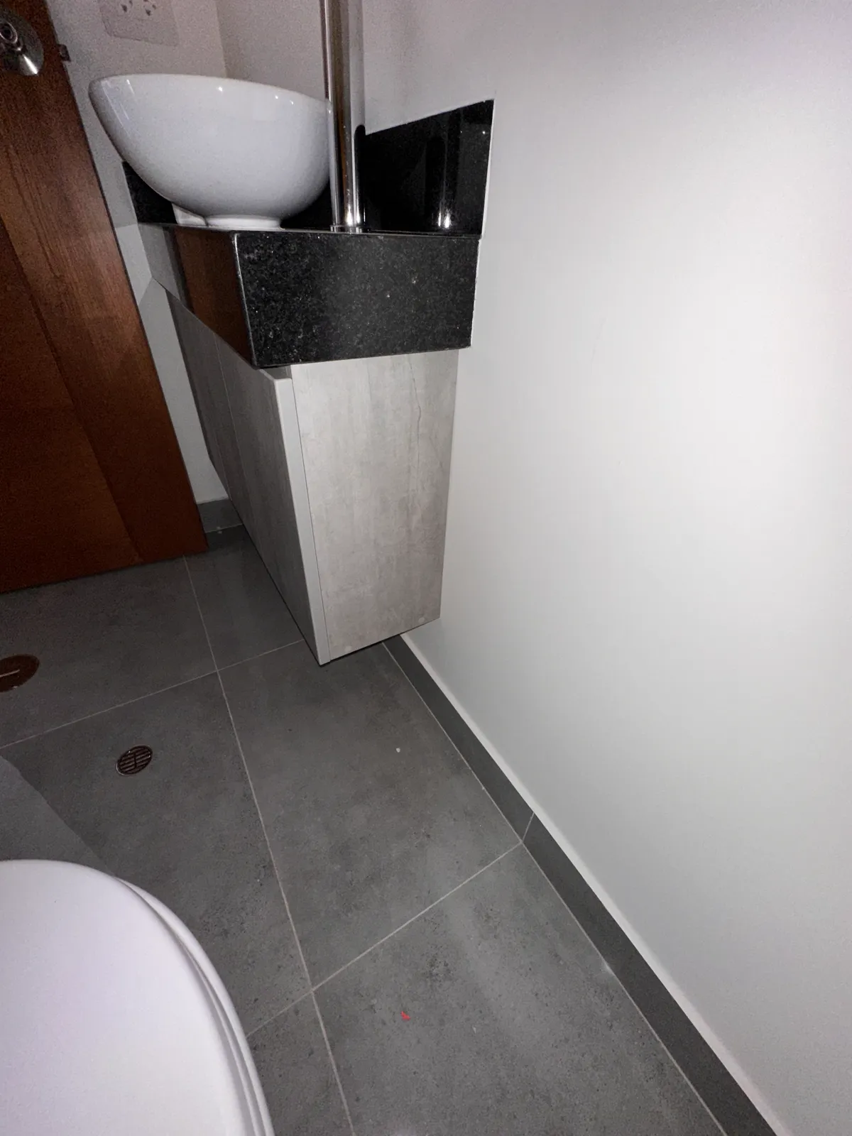 Mueble de baño flotante en melamine del proyecto Cordova