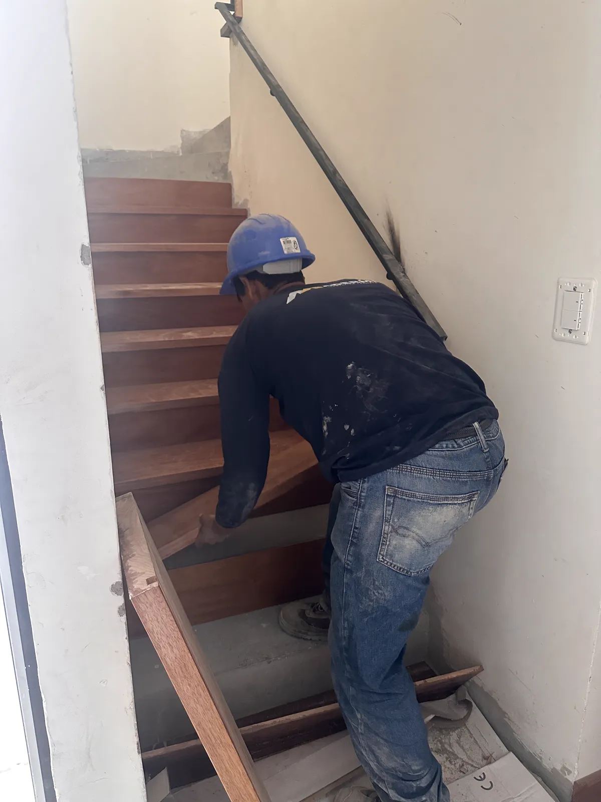 Pasos y gradas de madera de la escalera del proyecto Cordova