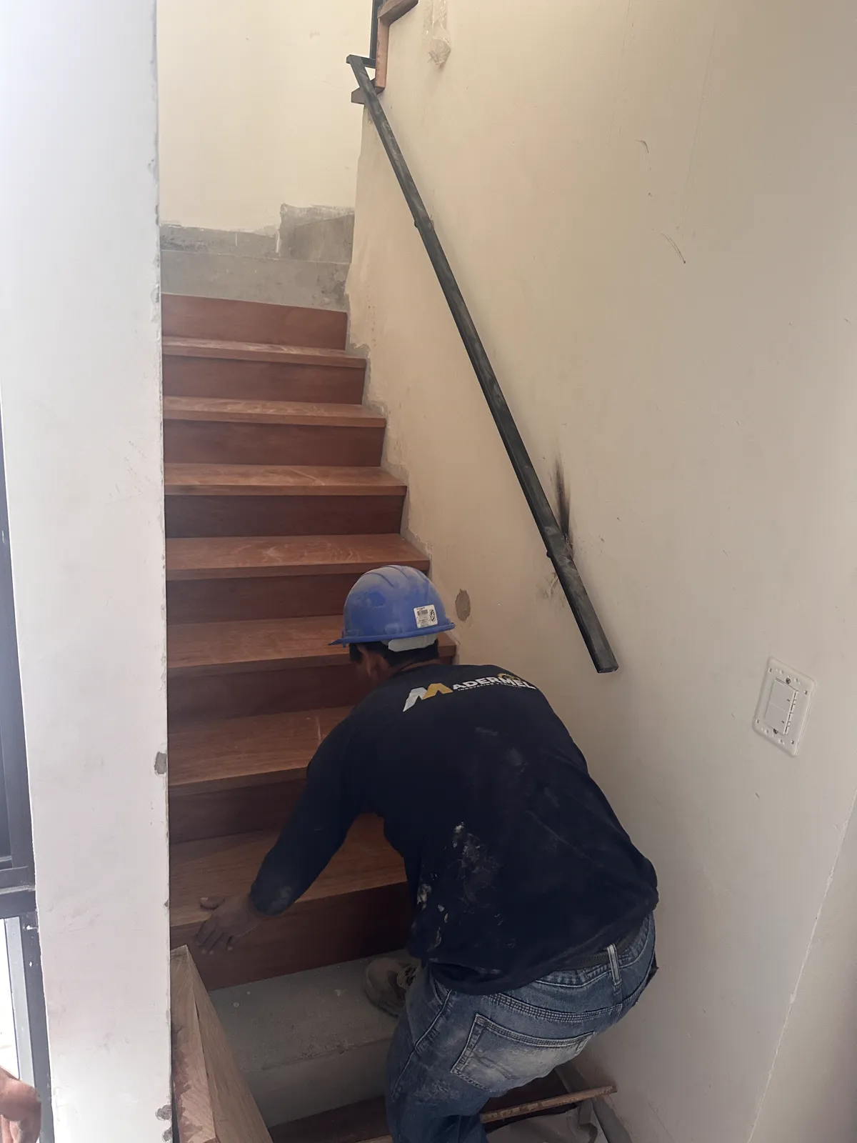Pasos y gradas de madera de la escalera del proyecto Cordova