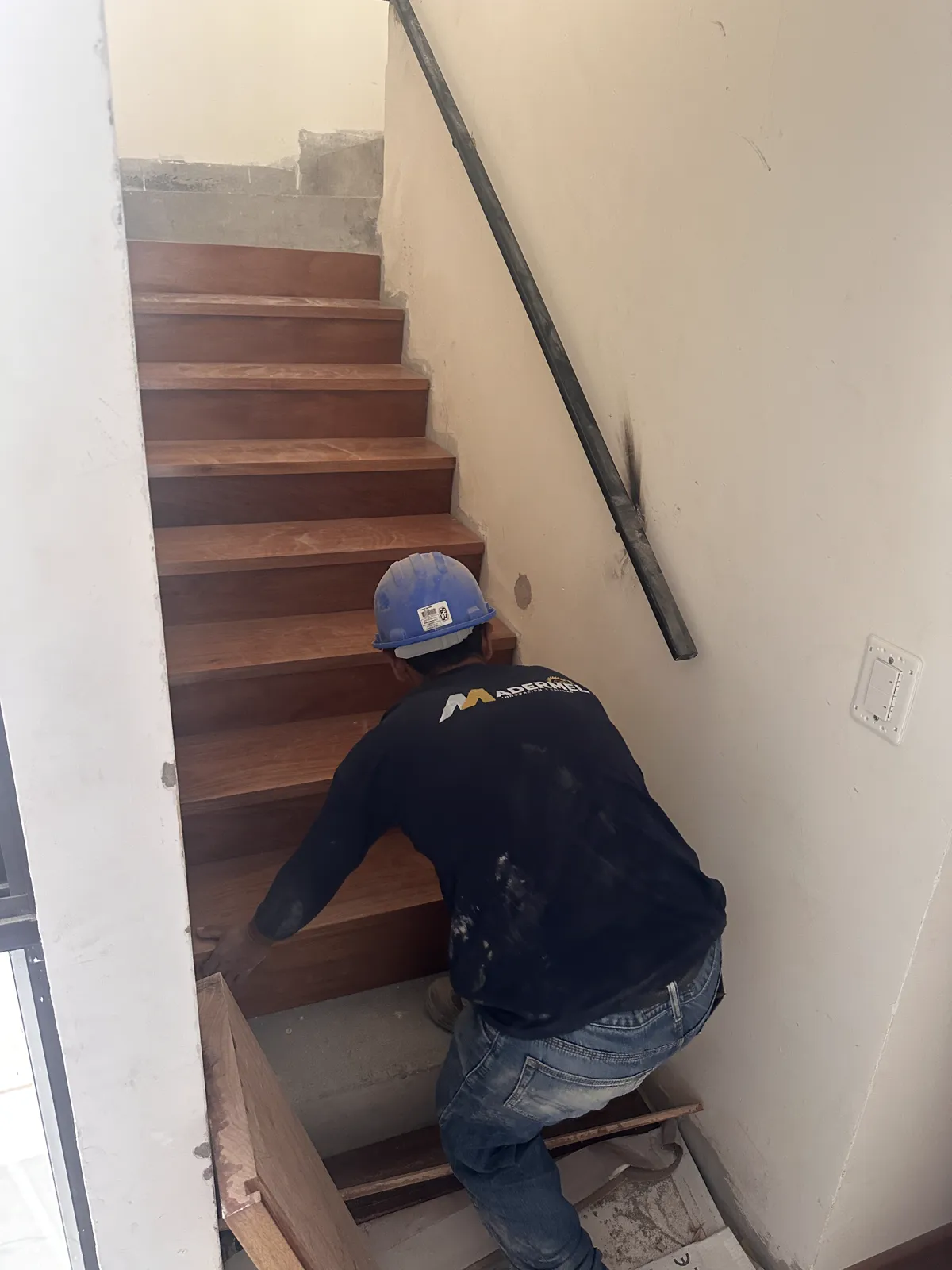 Pasos y gradas de madera de la escalera del proyecto Cordova