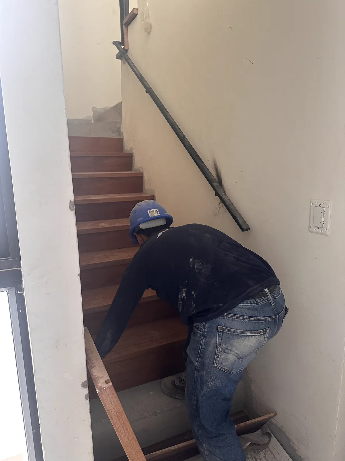 Pasos y gradas de madera de la escalera del proyecto Cordova