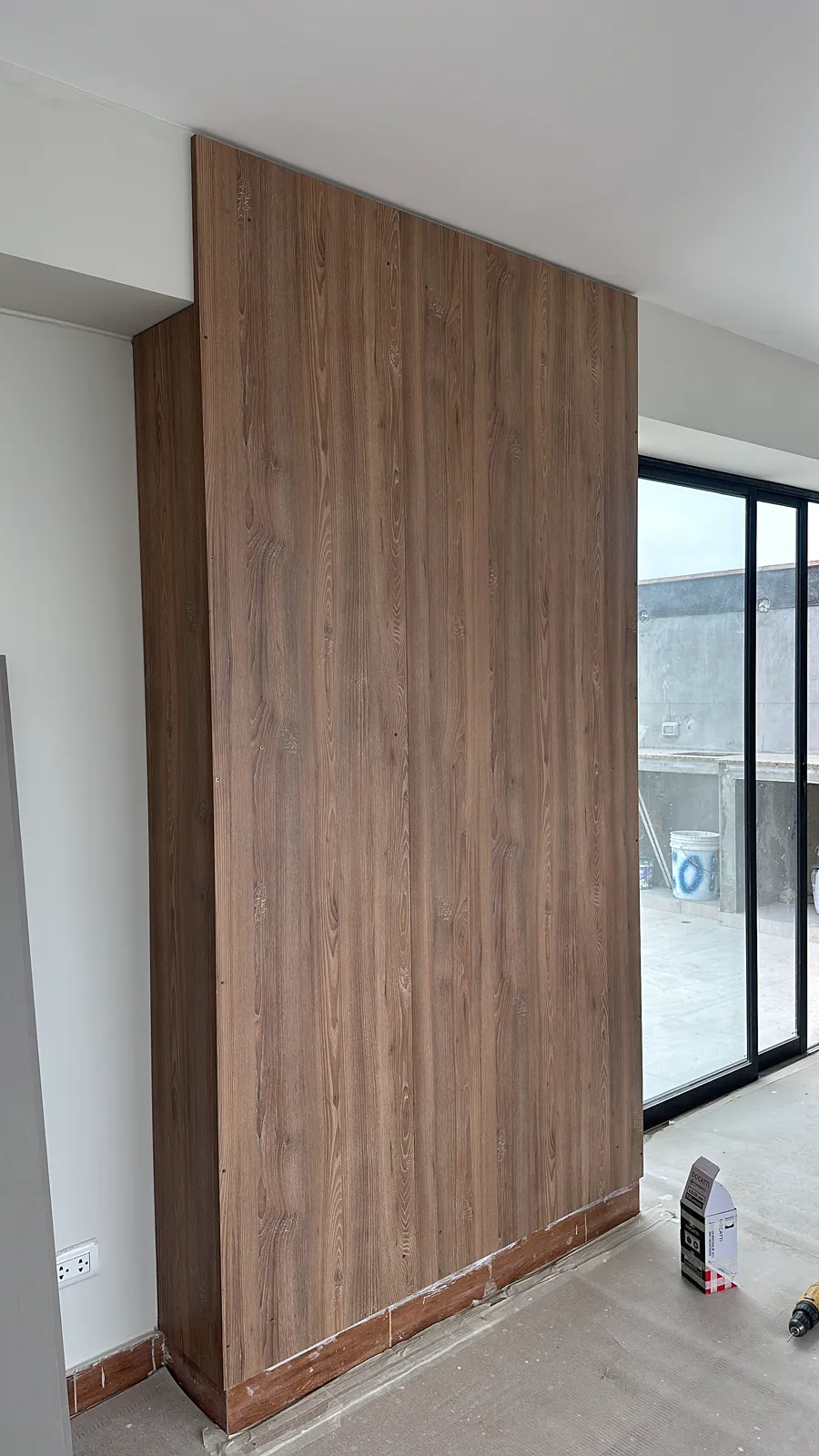 Área común con muebles y paneles de madera del proyecto Dalias