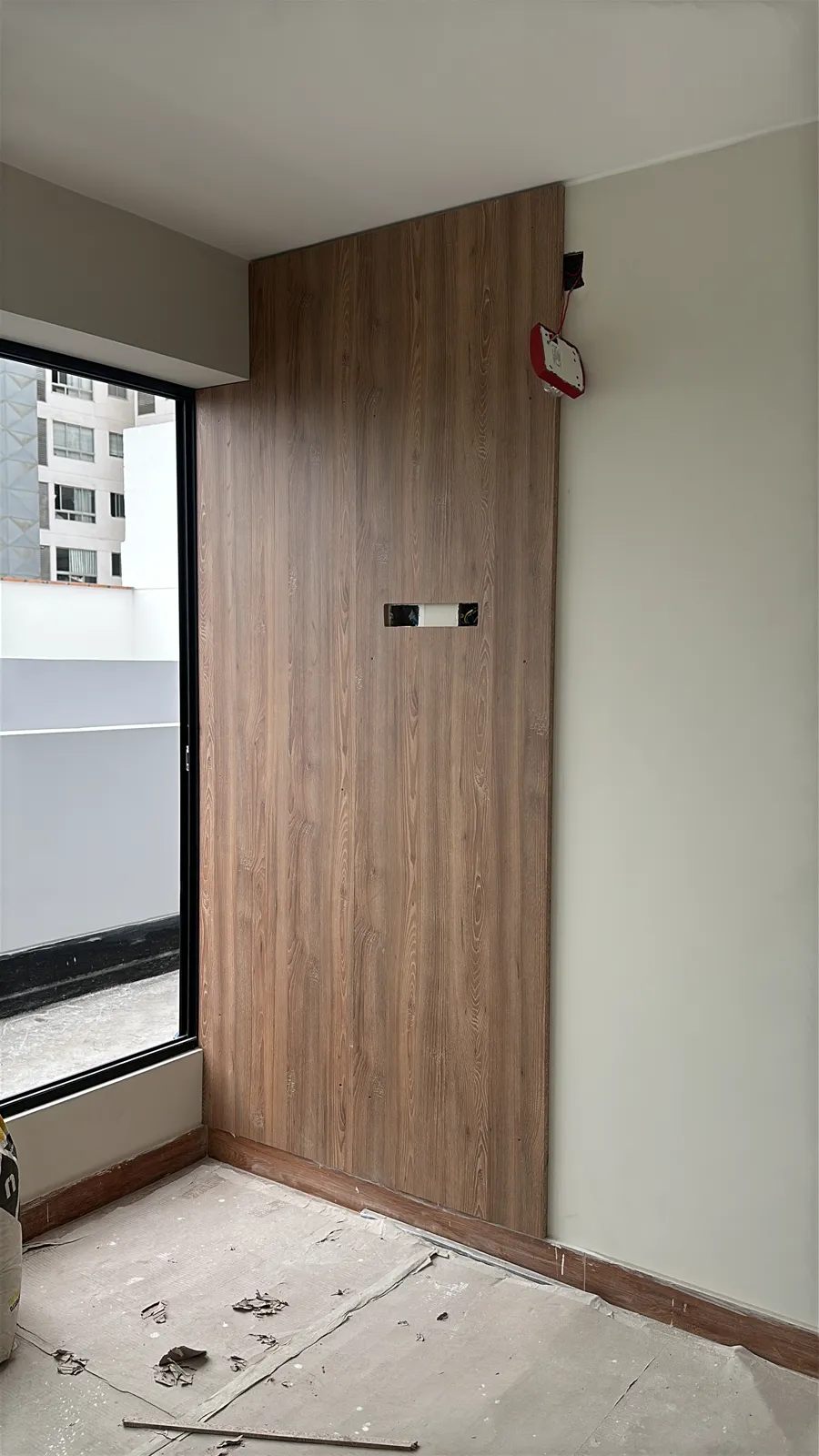 Área común con muebles y paneles de madera del proyecto Dalias
