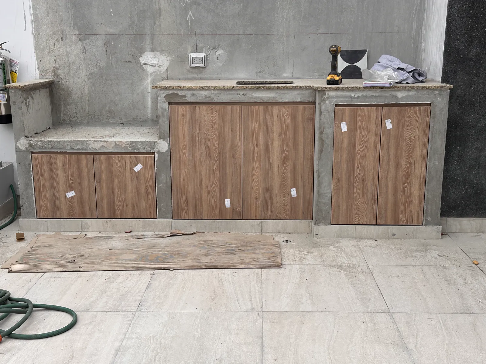 Área común con muebles y paneles de madera del proyecto Dalias