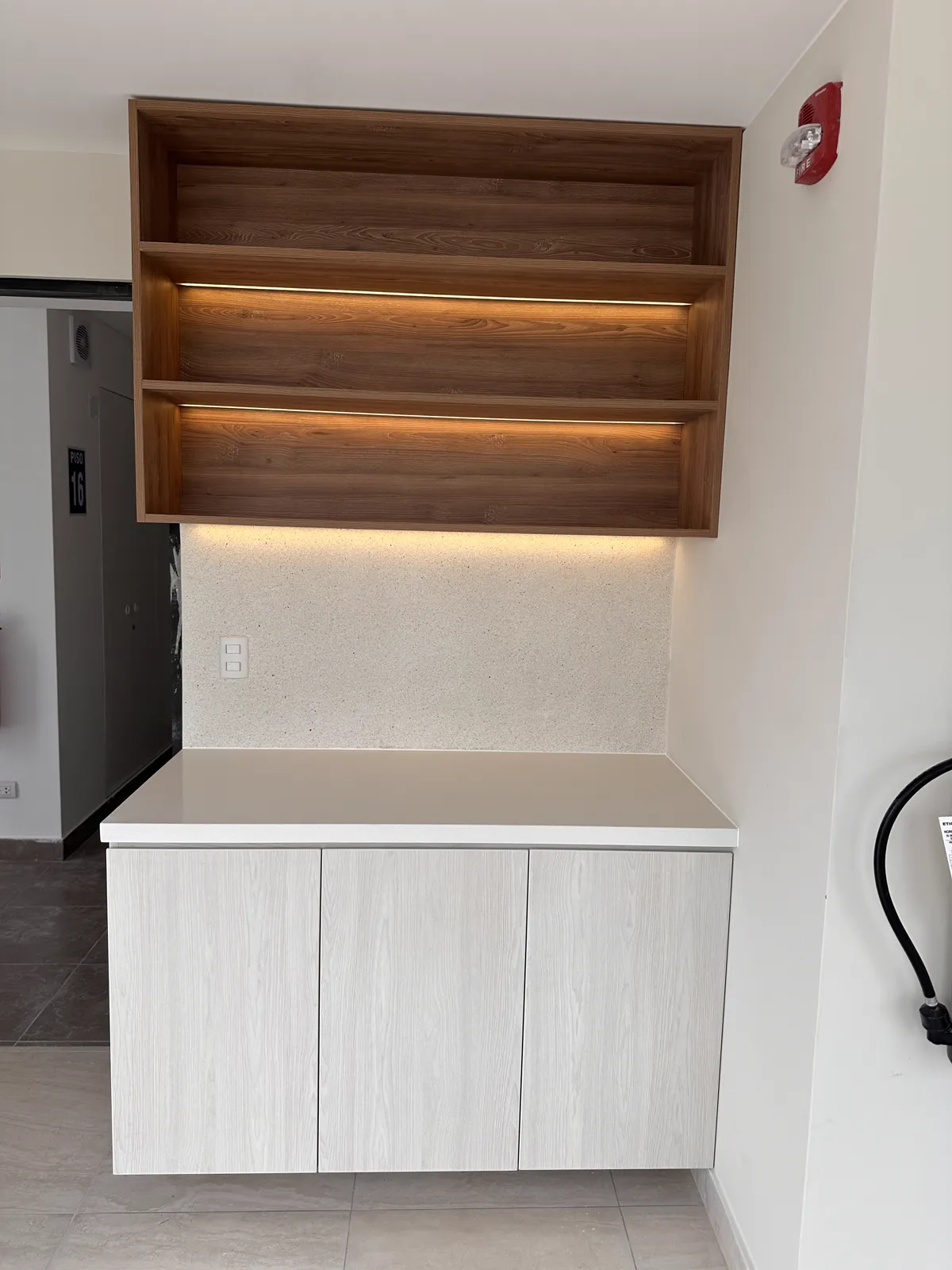 Área común con muebles y paneles de madera del proyecto Dalias