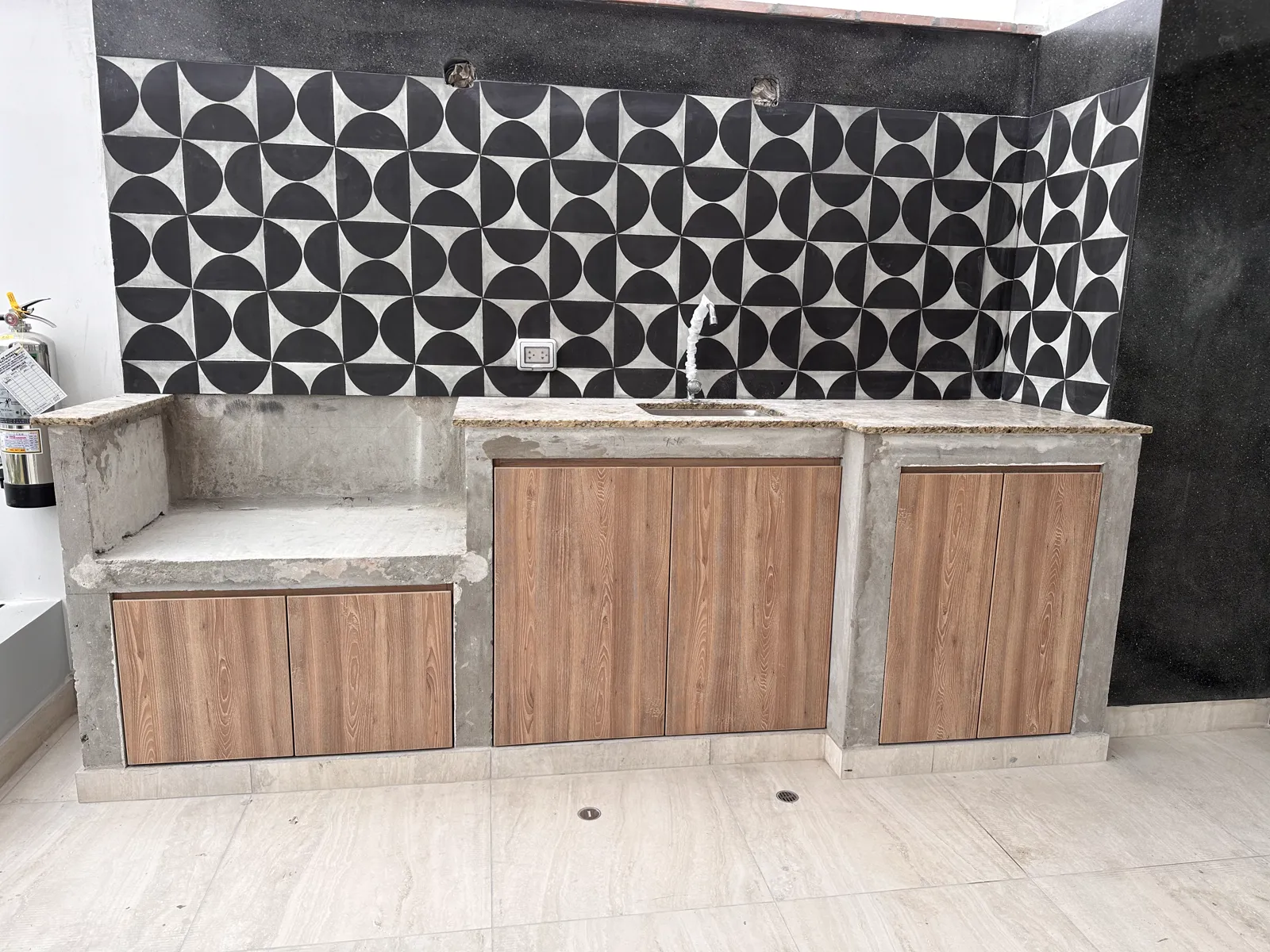 Área común con muebles y paneles de madera del proyecto Dalias