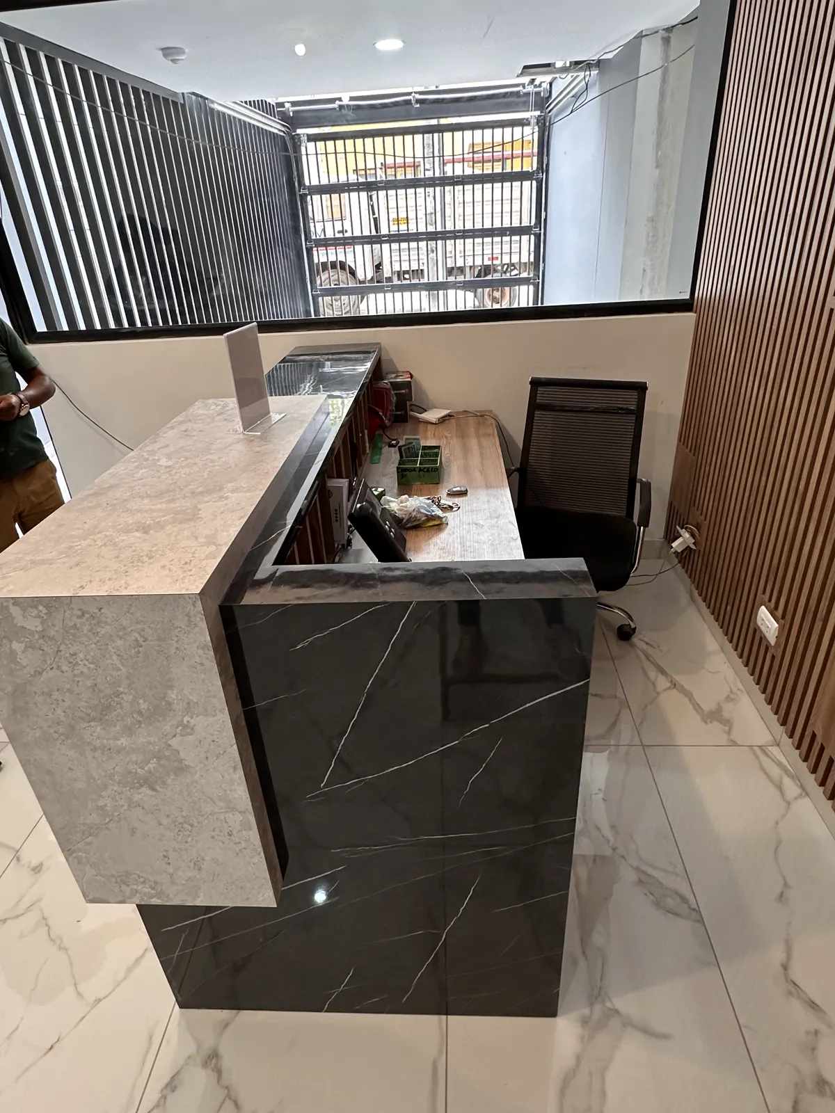 Área común con muebles y paneles de madera del proyecto Dalias