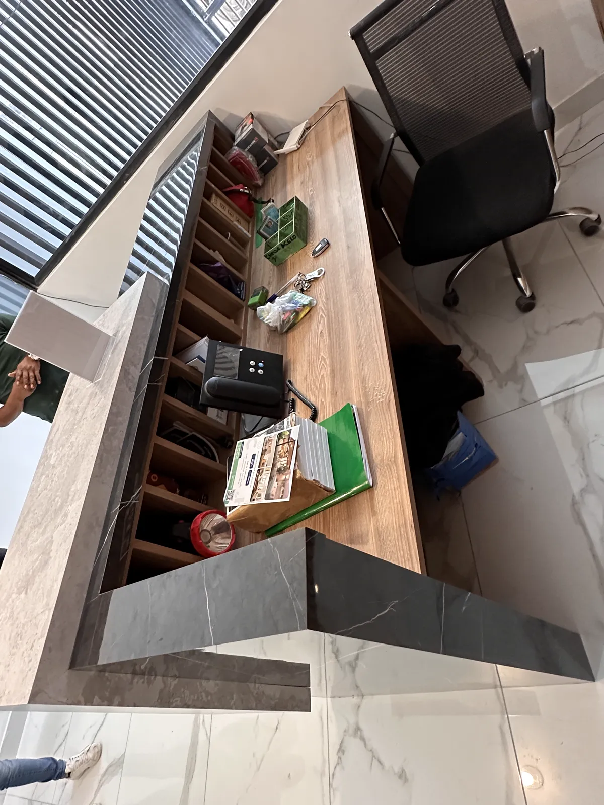 Área común con muebles y paneles de madera del proyecto Dalias