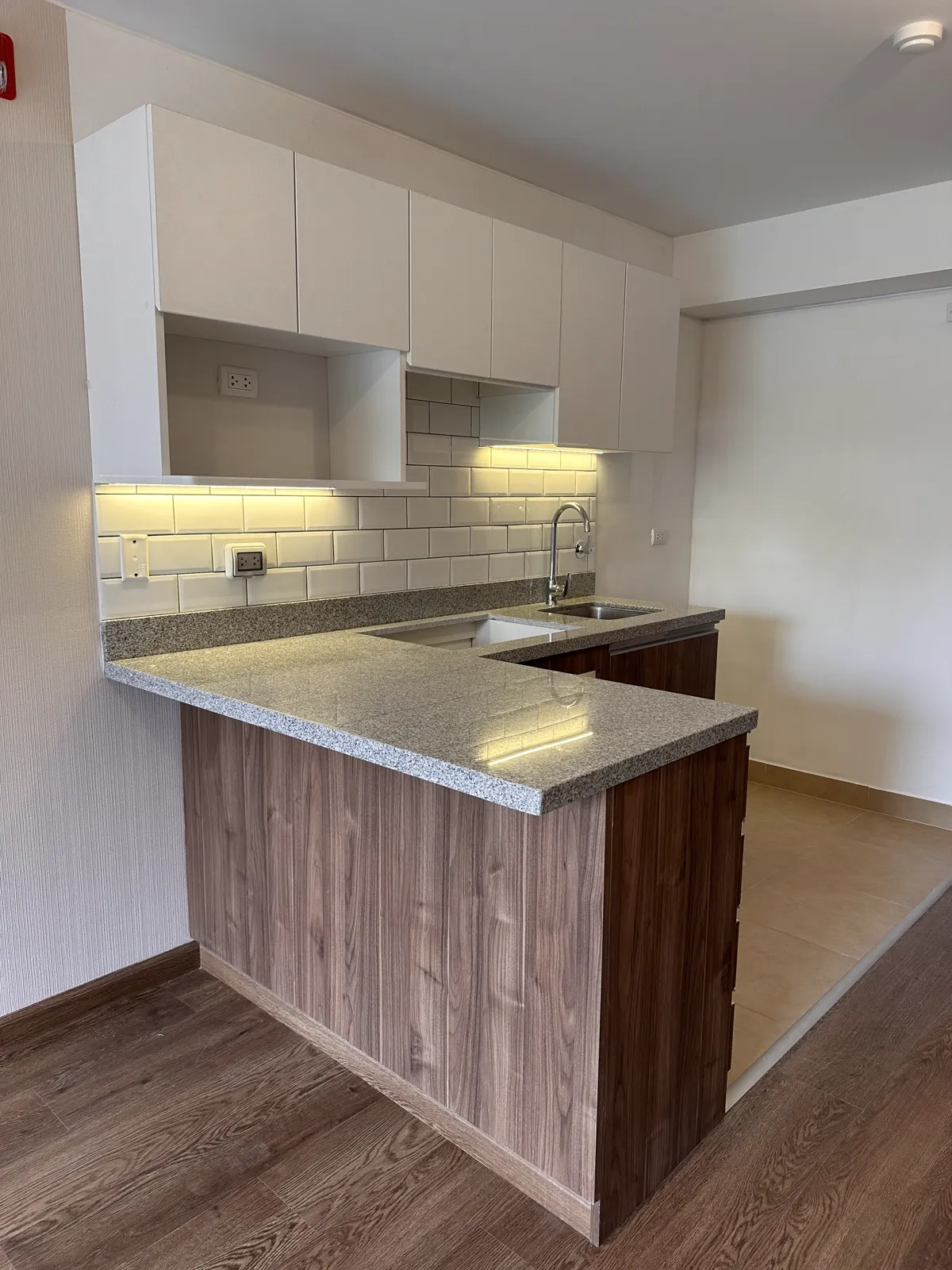 Cocina fabricada en melamine del proyecto Dalias