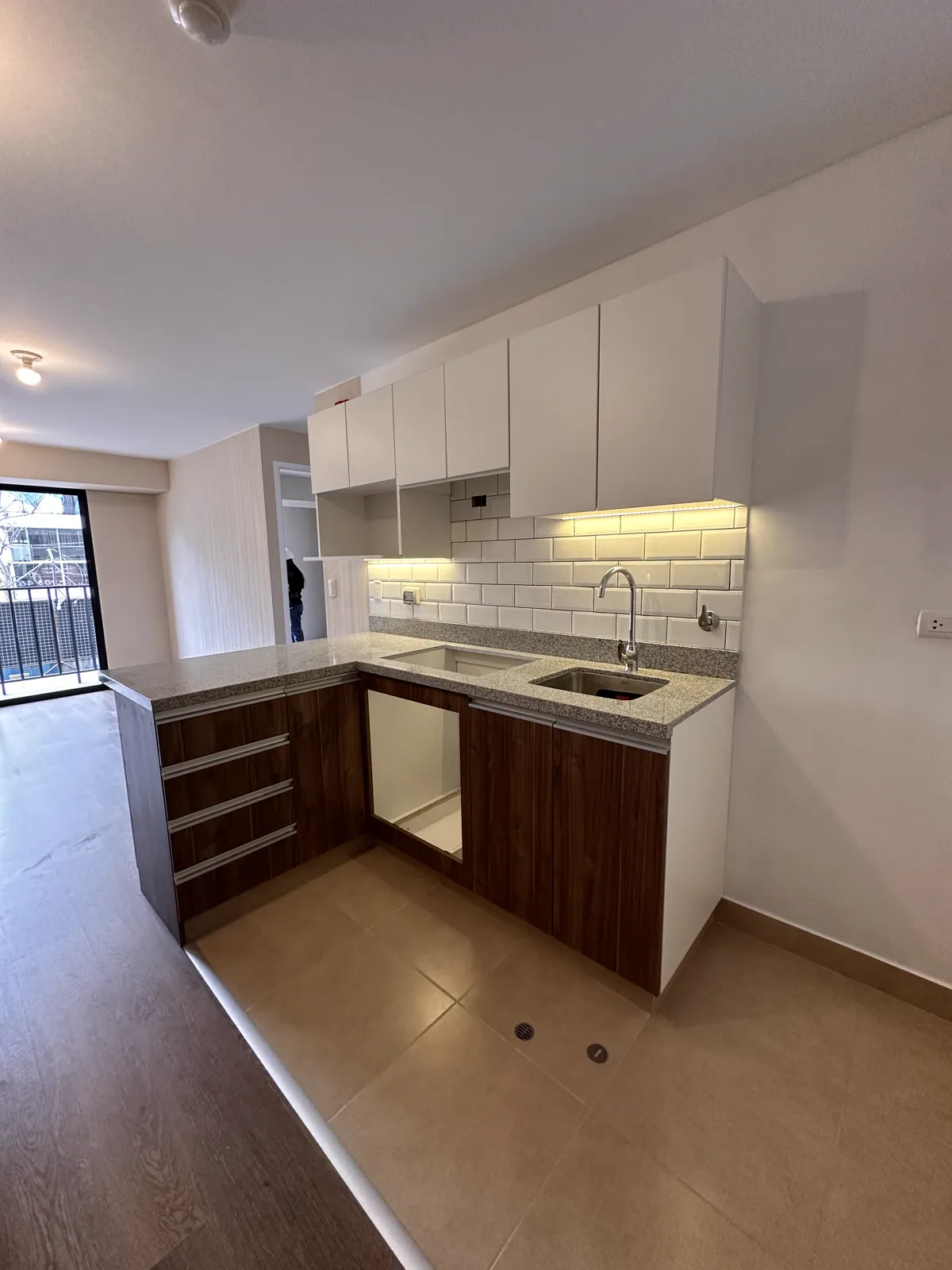 Cocina fabricada en melamine del proyecto Dalias