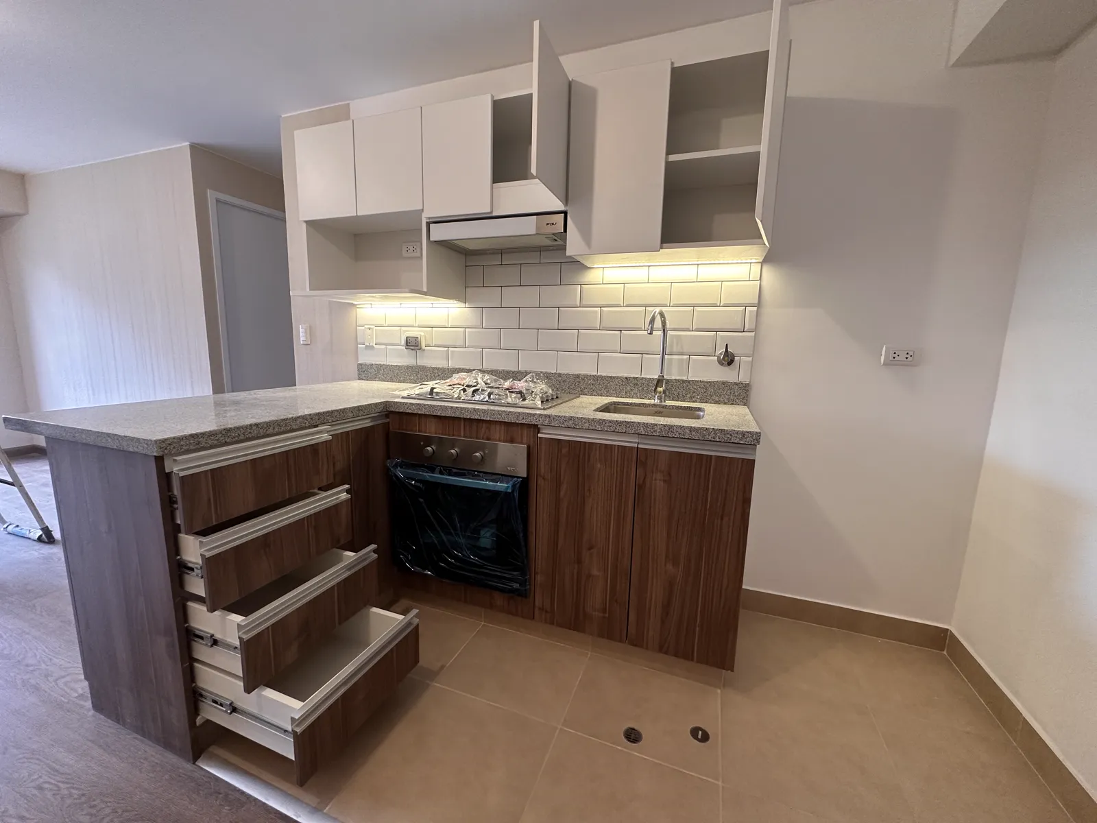 Cocina fabricada en melamine del proyecto Dalias