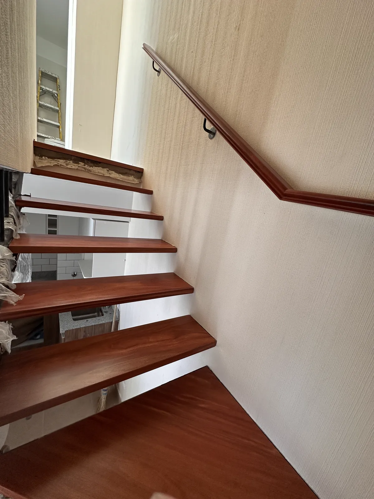 Pasos y gradas de madera con pasamanos del proyecto Dalias
