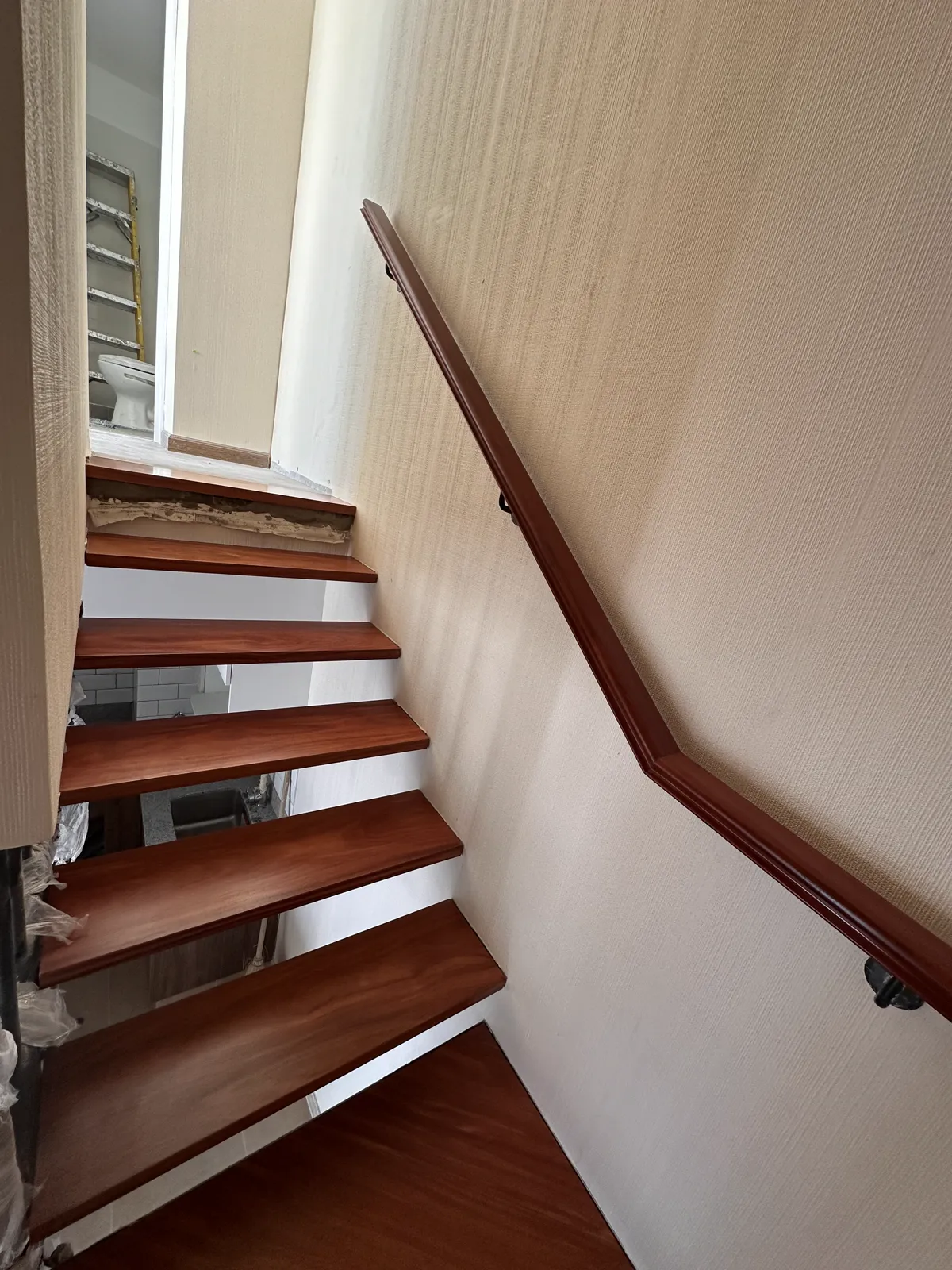 Pasos y gradas de madera con pasamanos del proyecto Dalias