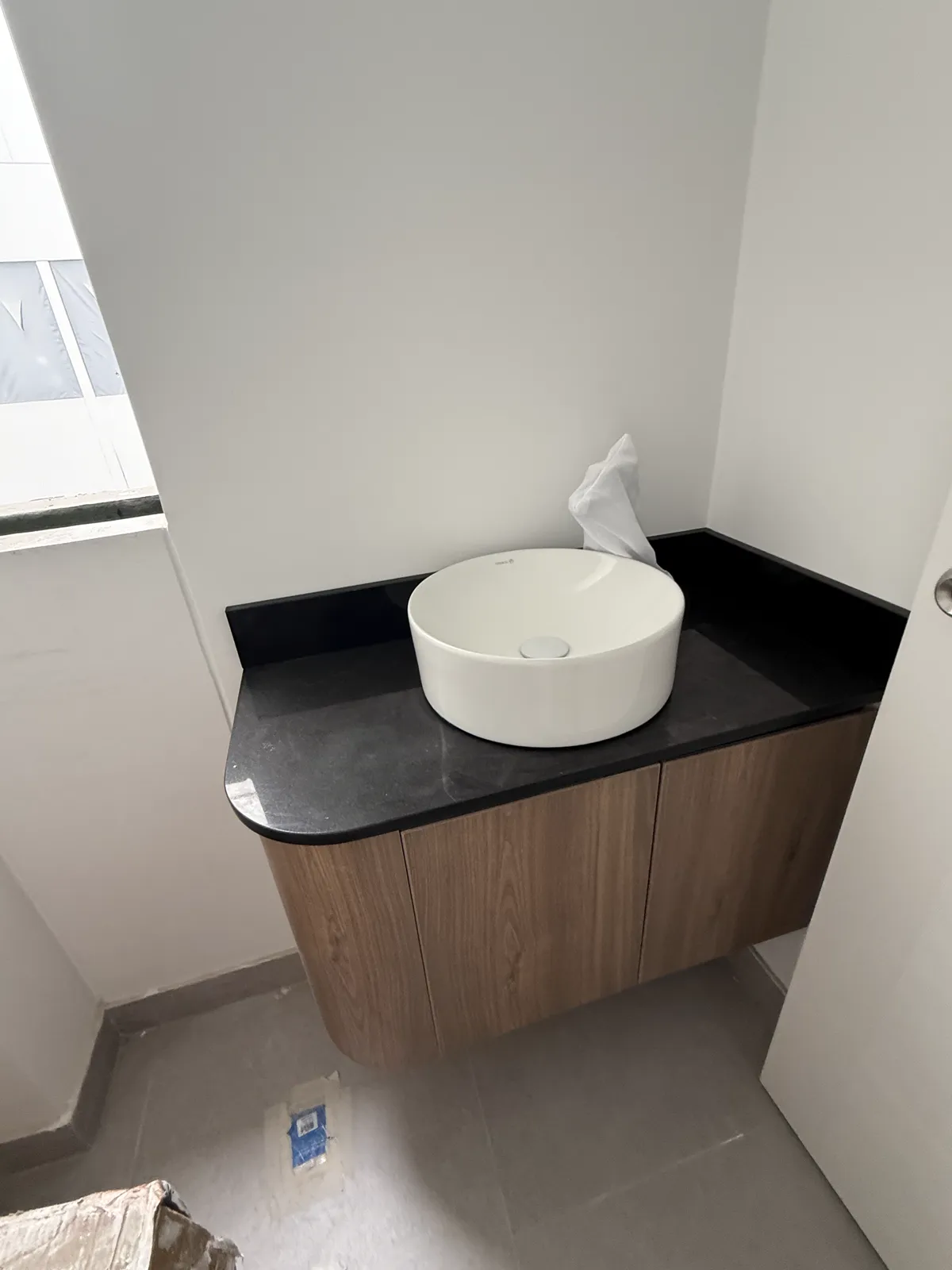 Mueble de baño flotante en melamine con lavatorio sobre tope del proyecto Mont | Alcamo