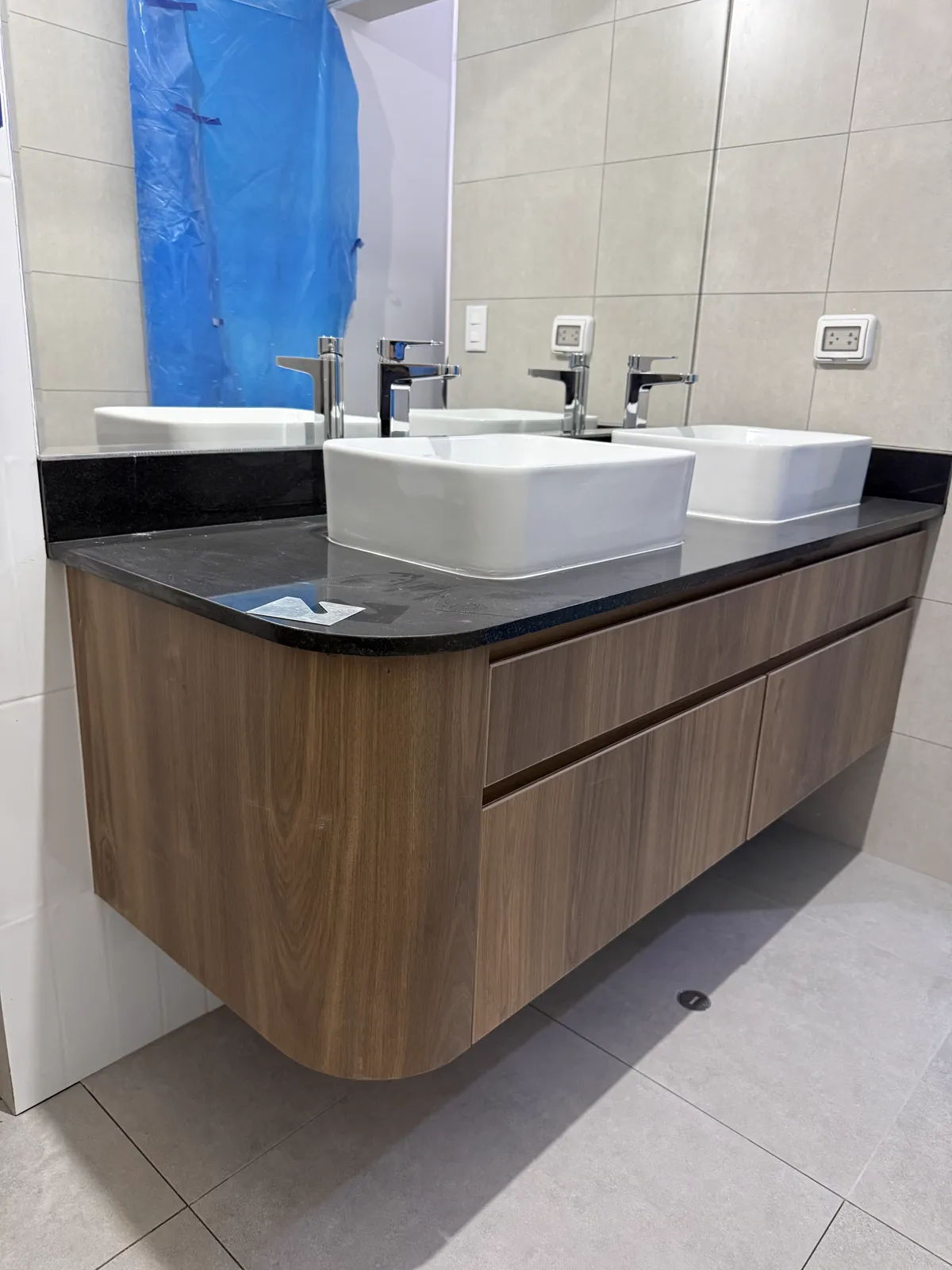Mueble de baño flotante en melamine con lavatorio sobre tope del proyecto Mont | Alcamo