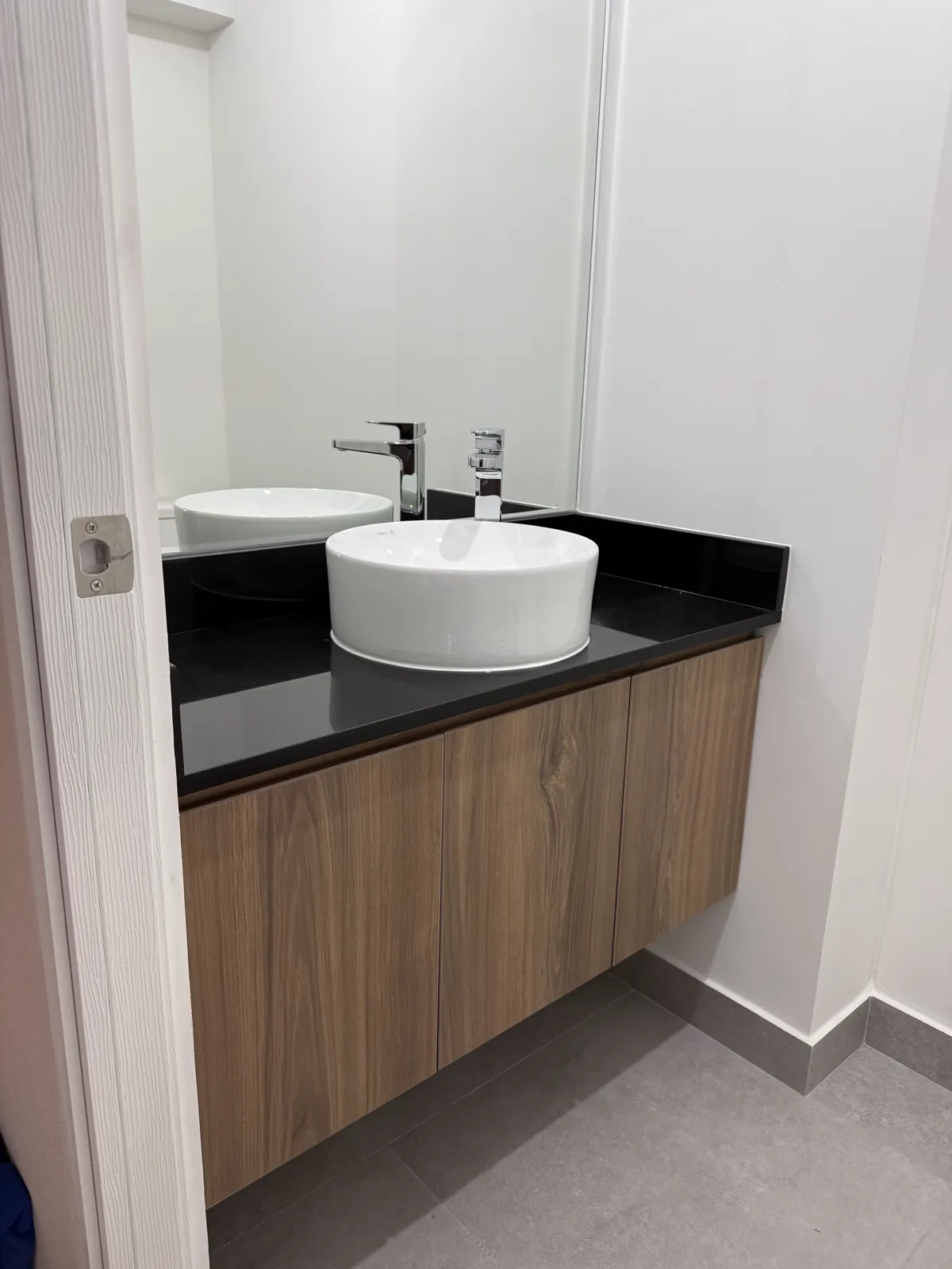 Mueble de baño flotante en melamine con lavatorio sobre tope del proyecto Mont | Alcamo