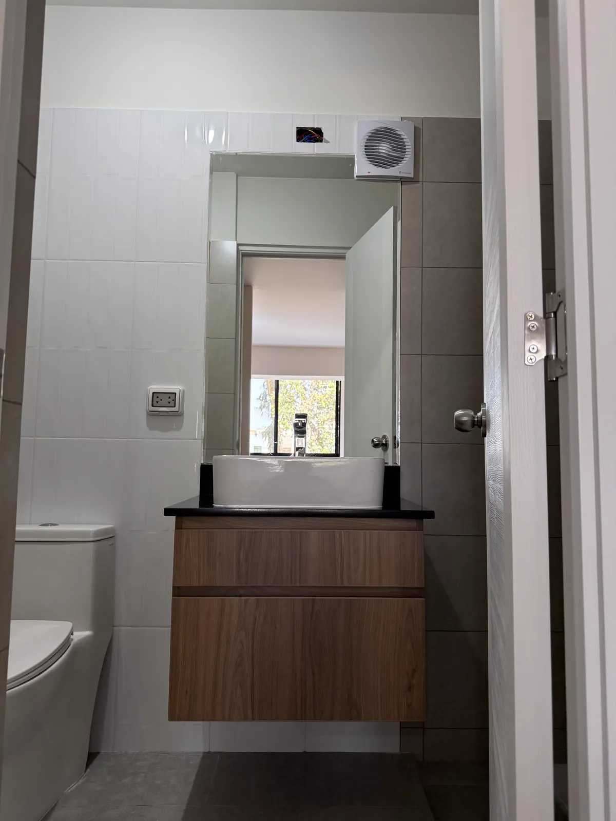 Mueble de baño flotante en melamine con lavatorio sobre tope del proyecto Mont | Alcamo