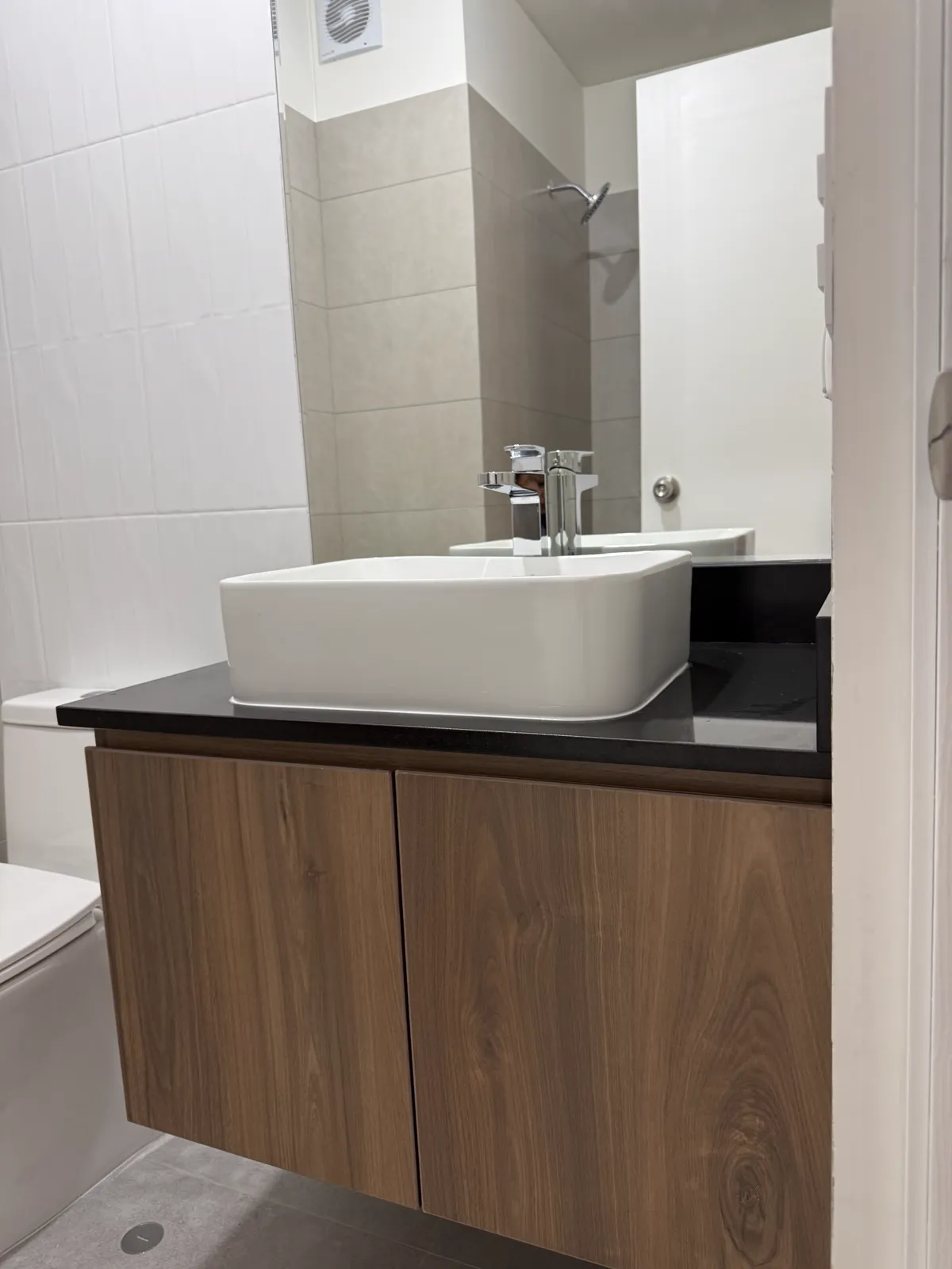 Mueble de baño flotante en melamine con lavatorio sobre tope del proyecto Mont | Alcamo