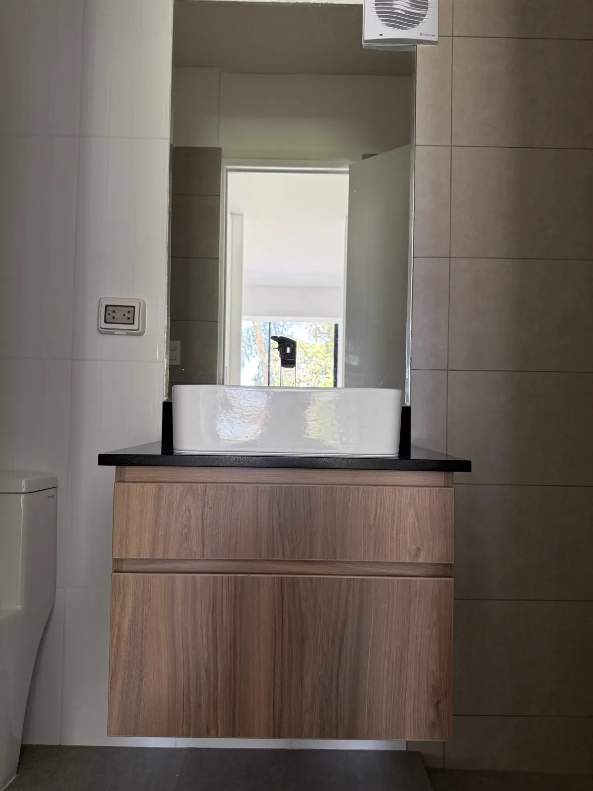 Mueble de baño flotante en melamine con lavatorio sobre tope del proyecto Mont | Alcamo