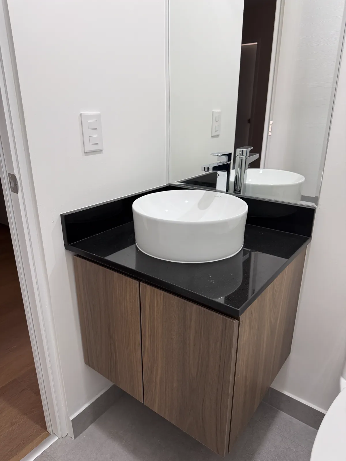 Mueble de baño flotante en melamine con lavatorio sobre tope del proyecto Mont | Alcamo