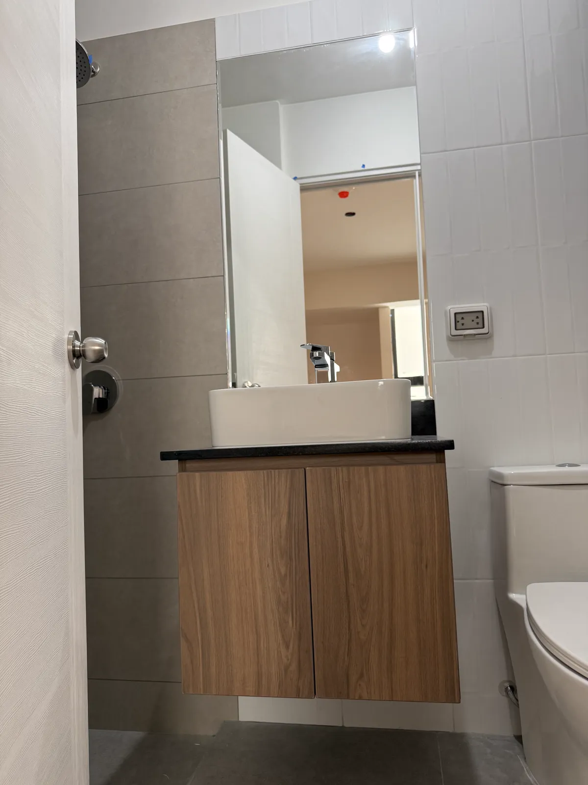 Mueble de baño flotante en melamine con lavatorio sobre tope del proyecto Mont | Alcamo