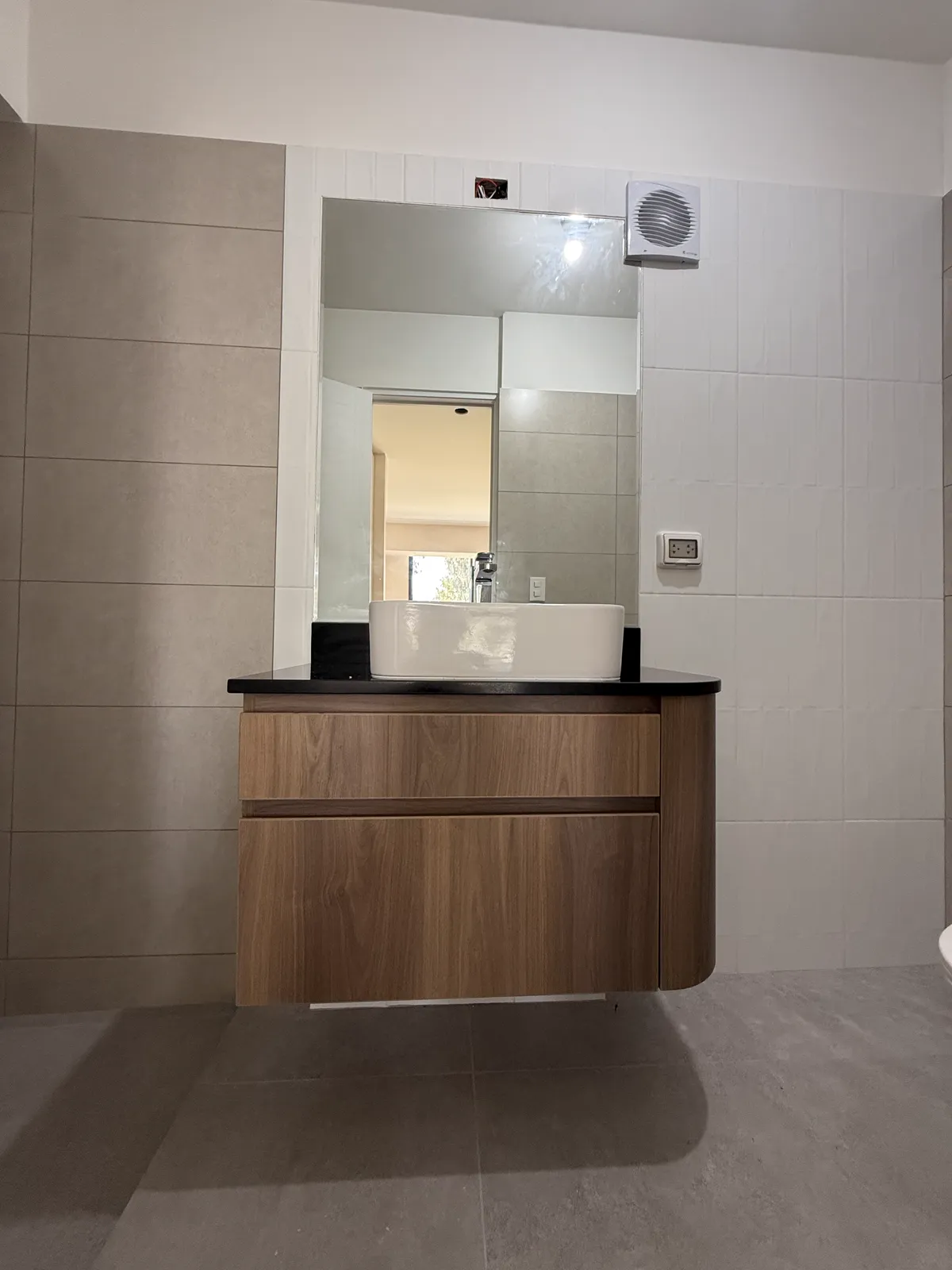 Mueble de baño flotante en melamine con lavatorio sobre tope del proyecto Mont | Alcamo