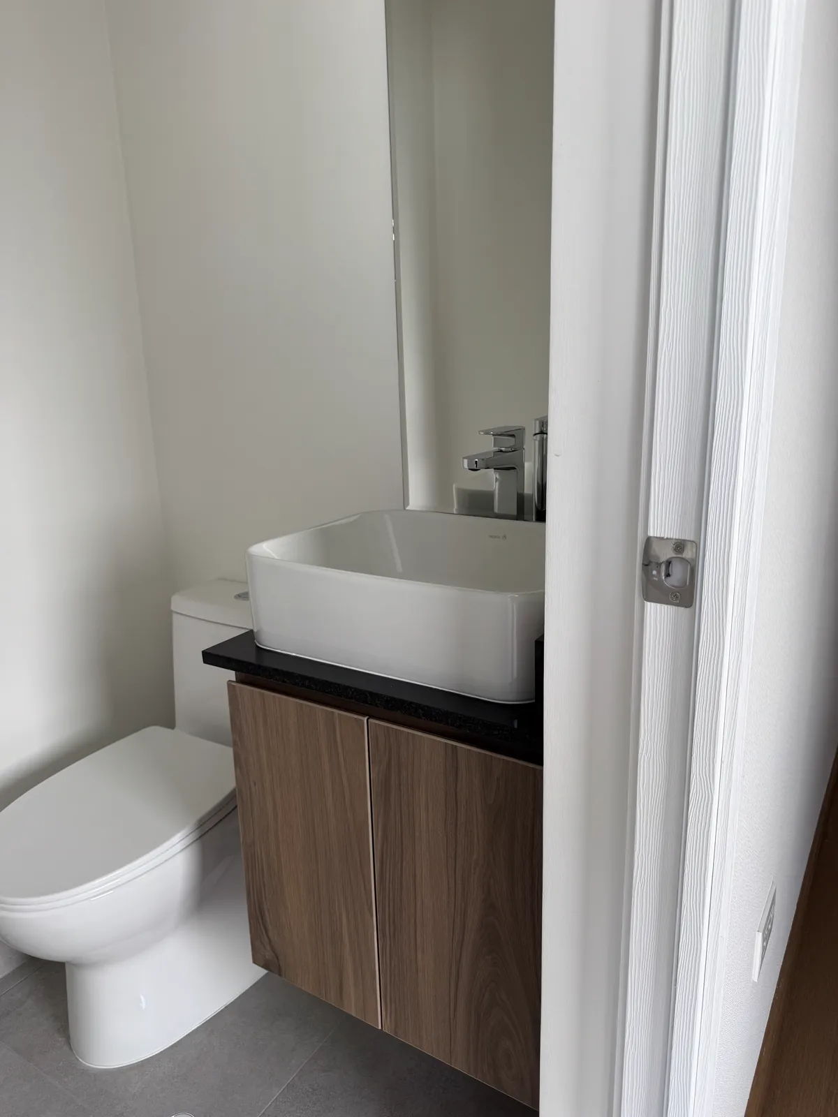 Mueble de baño flotante en melamine con lavatorio sobre tope del proyecto Mont | Alcamo