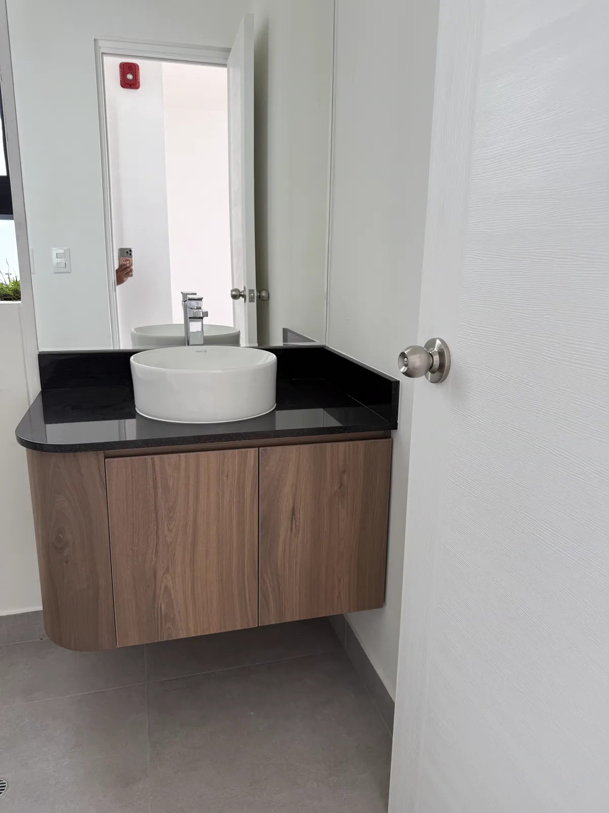 Mueble de baño flotante en melamine con lavatorio sobre tope del proyecto Mont | Alcamo
