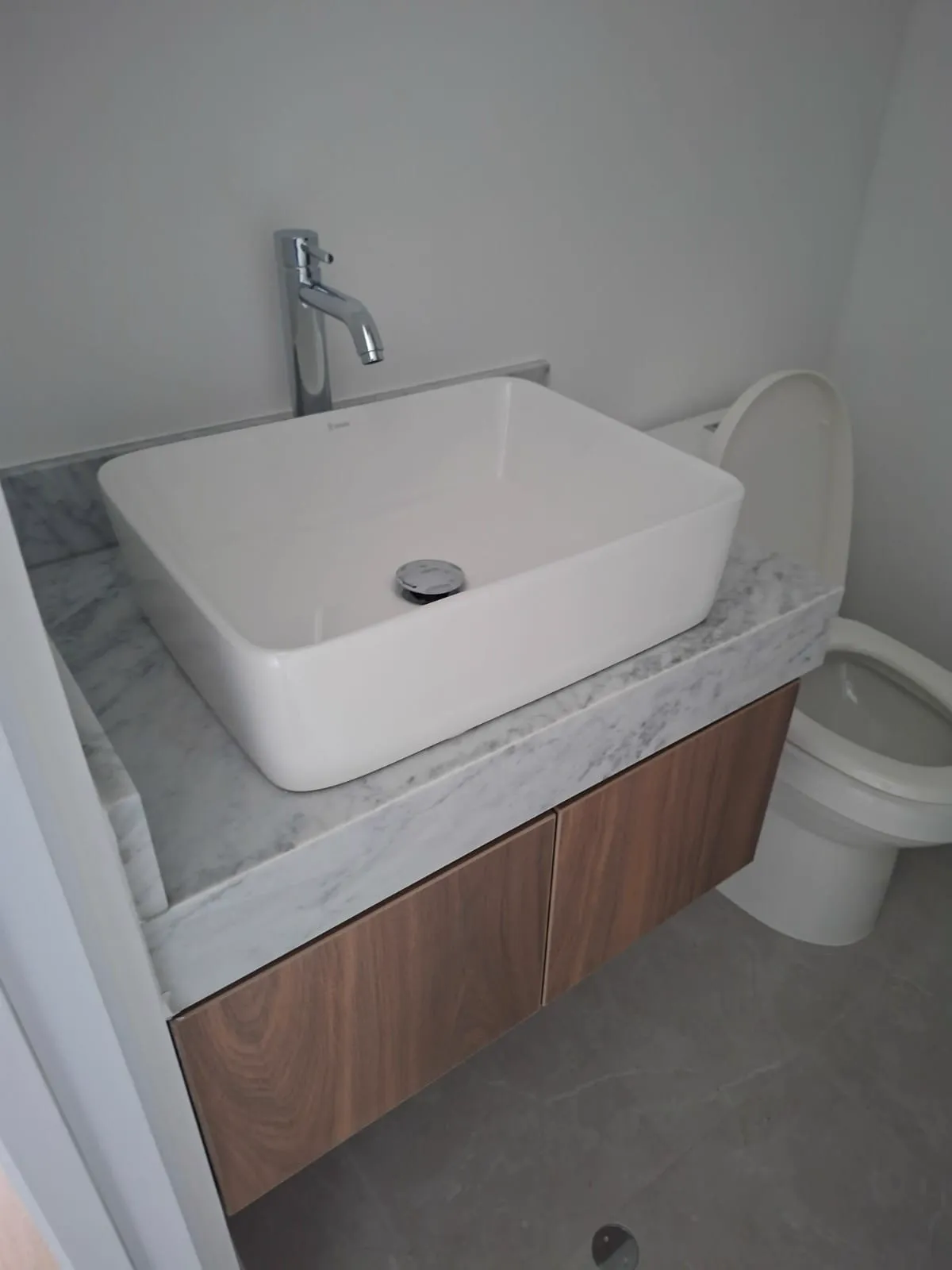 Mueble de baño flotante en melamine del proyecto Porta 360