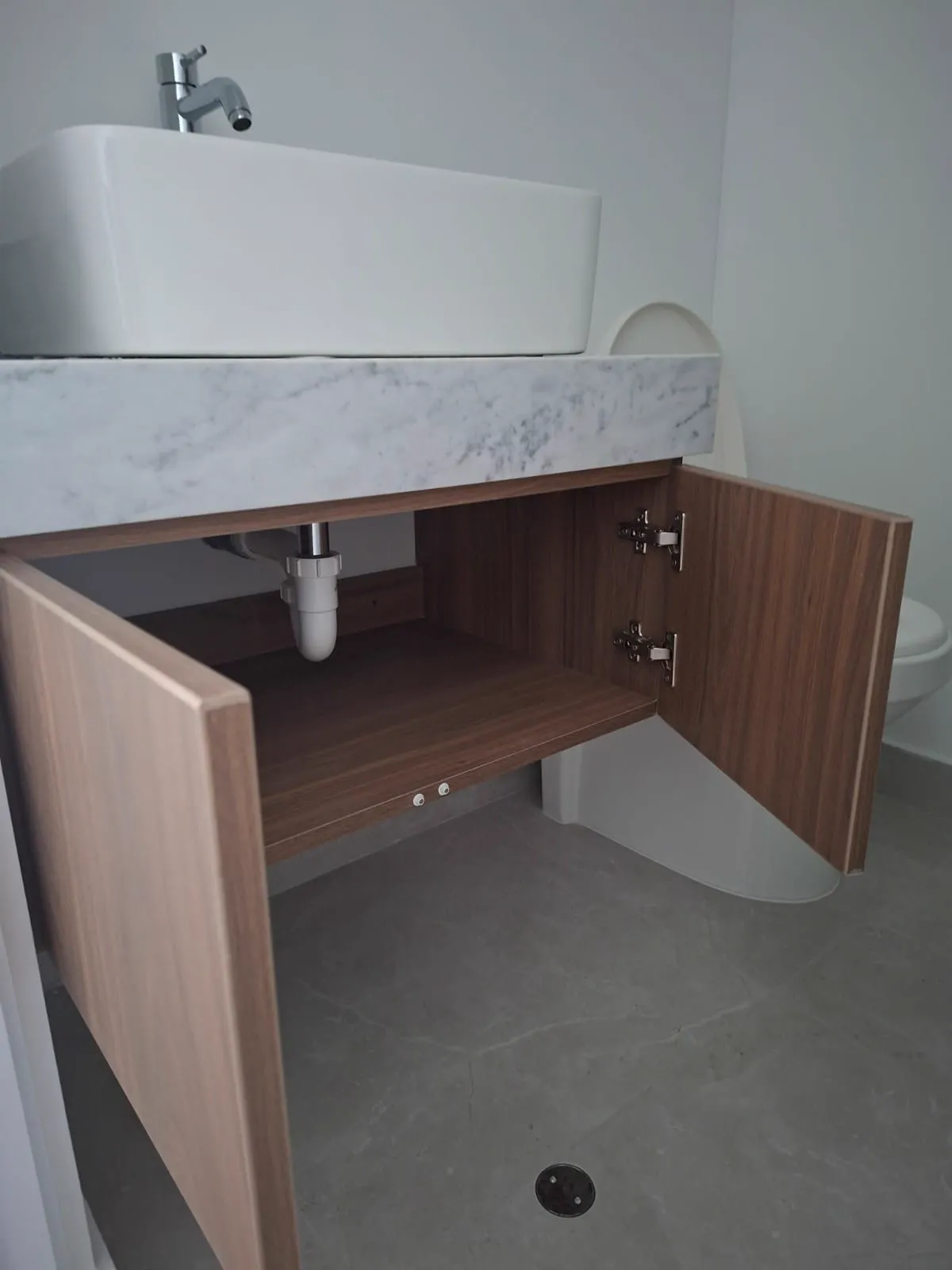 Mueble de baño flotante en melamine del proyecto Porta 360