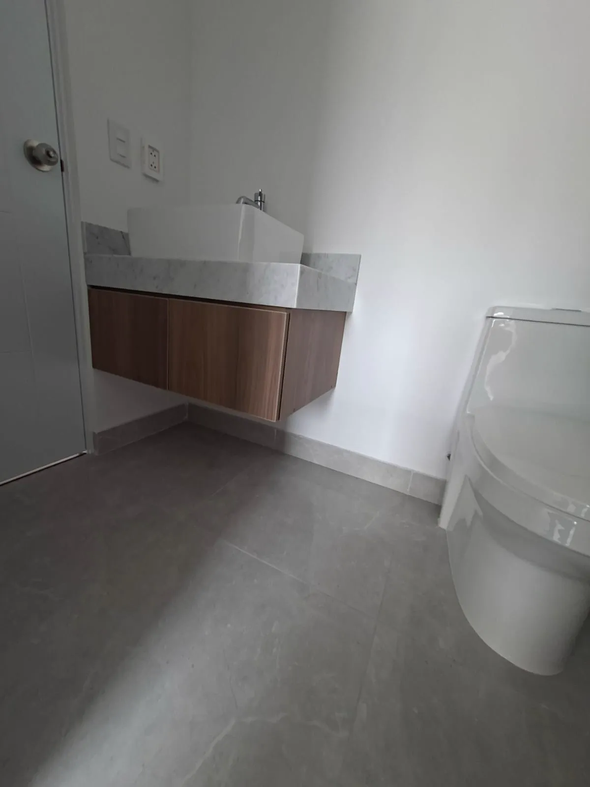 Mueble de baño flotante en melamine del proyecto Porta 360