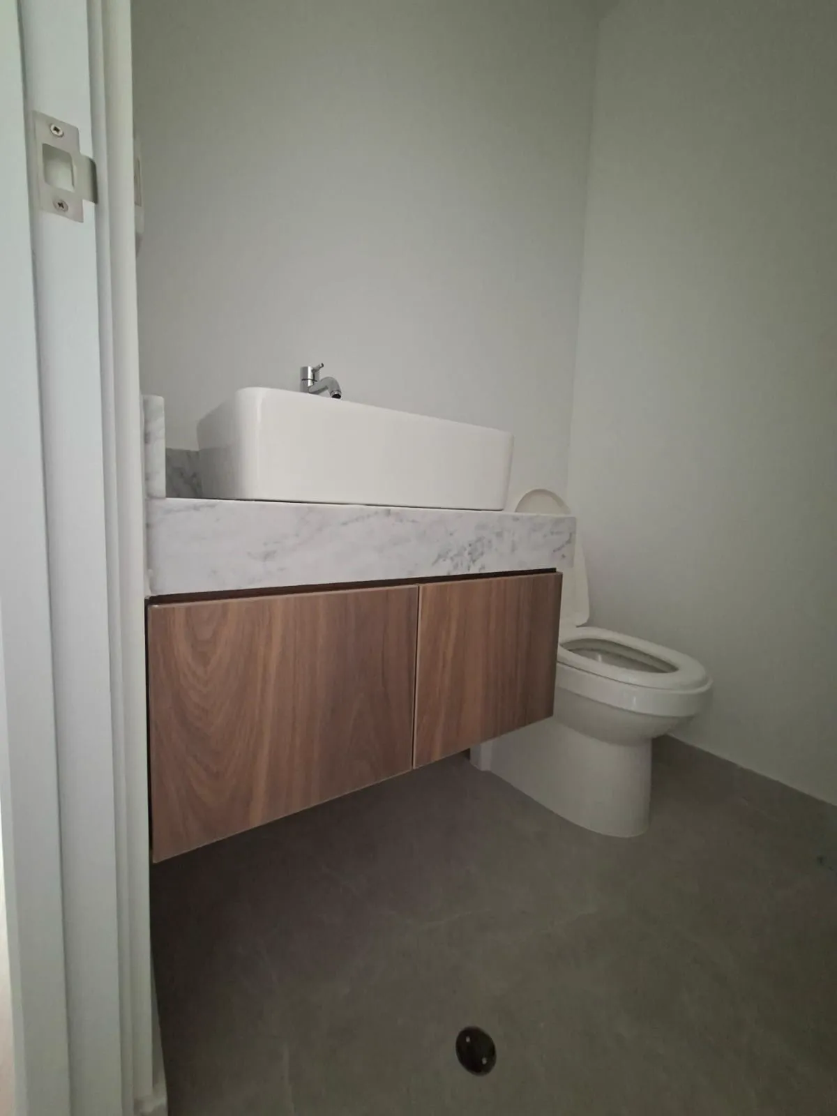 Mueble de baño flotante en melamine del proyecto Porta 360