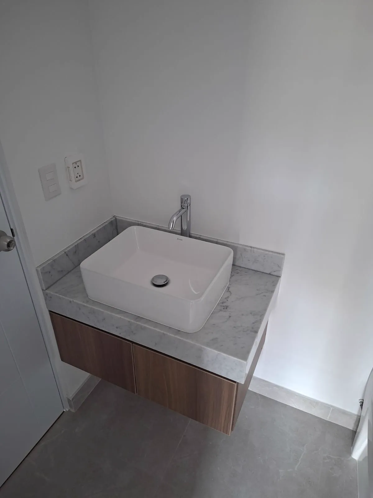 Mueble de baño flotante en melamine del proyecto Porta 360