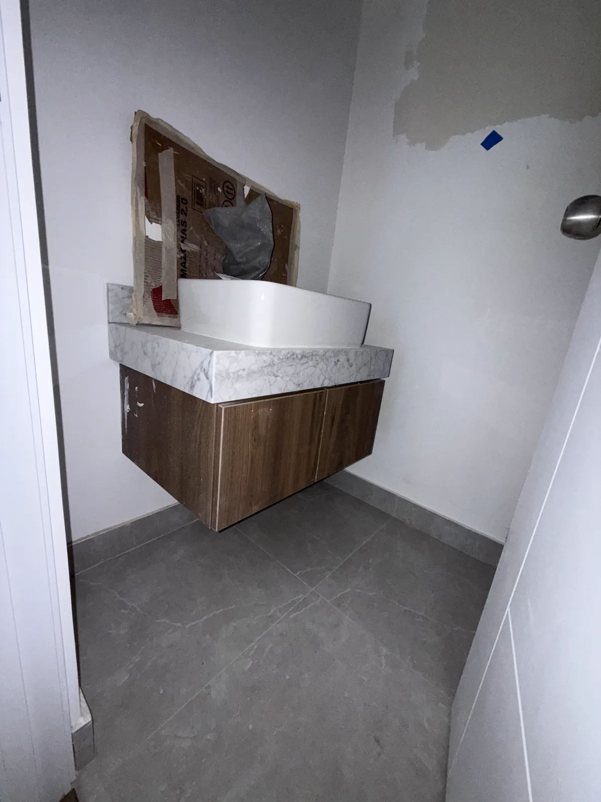 Mueble de baño flotante en melamine del proyecto Porta 360