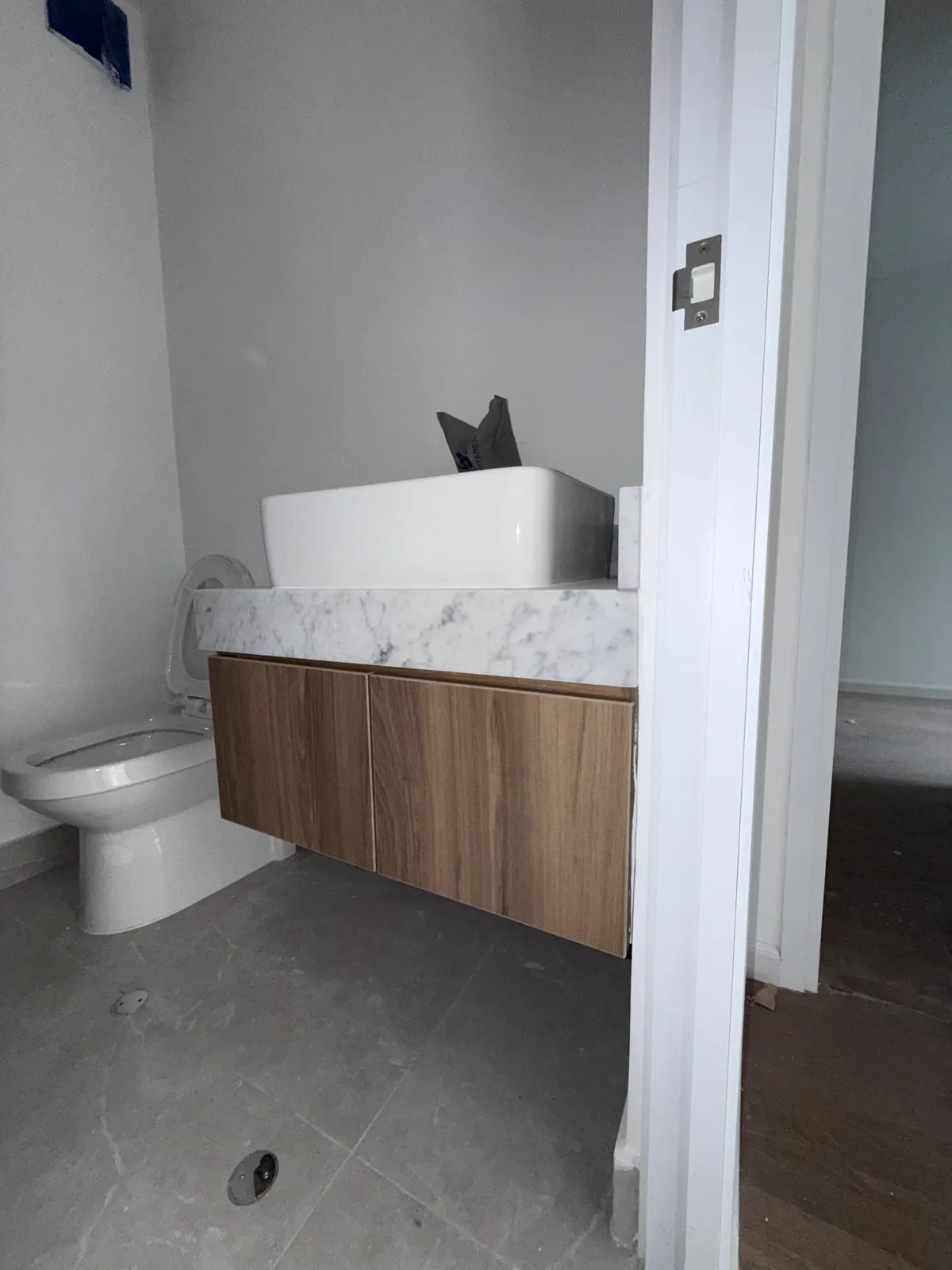 Mueble de baño flotante en melamine del proyecto Porta 360