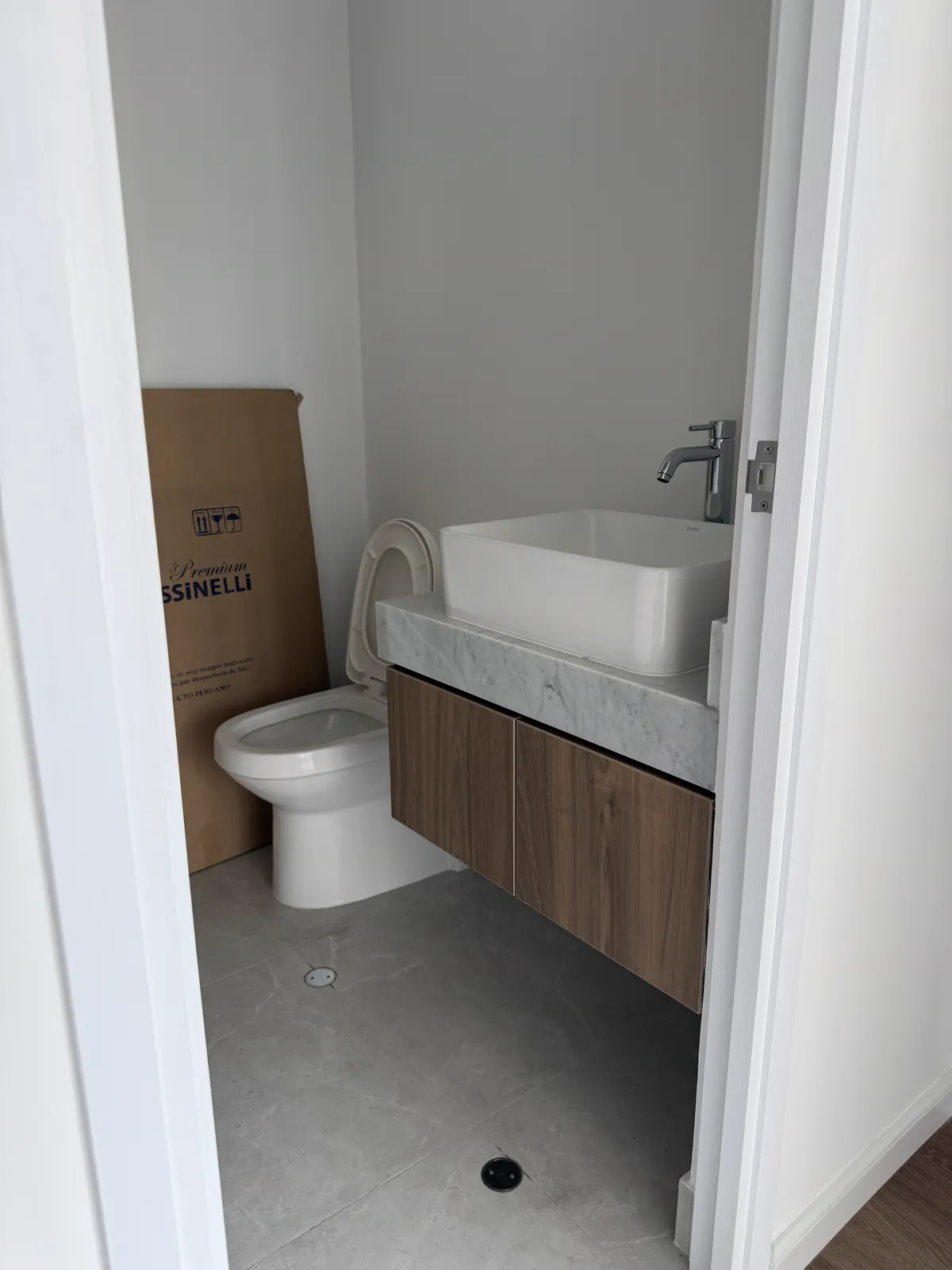 Mueble de baño flotante en melamine del proyecto Porta 360