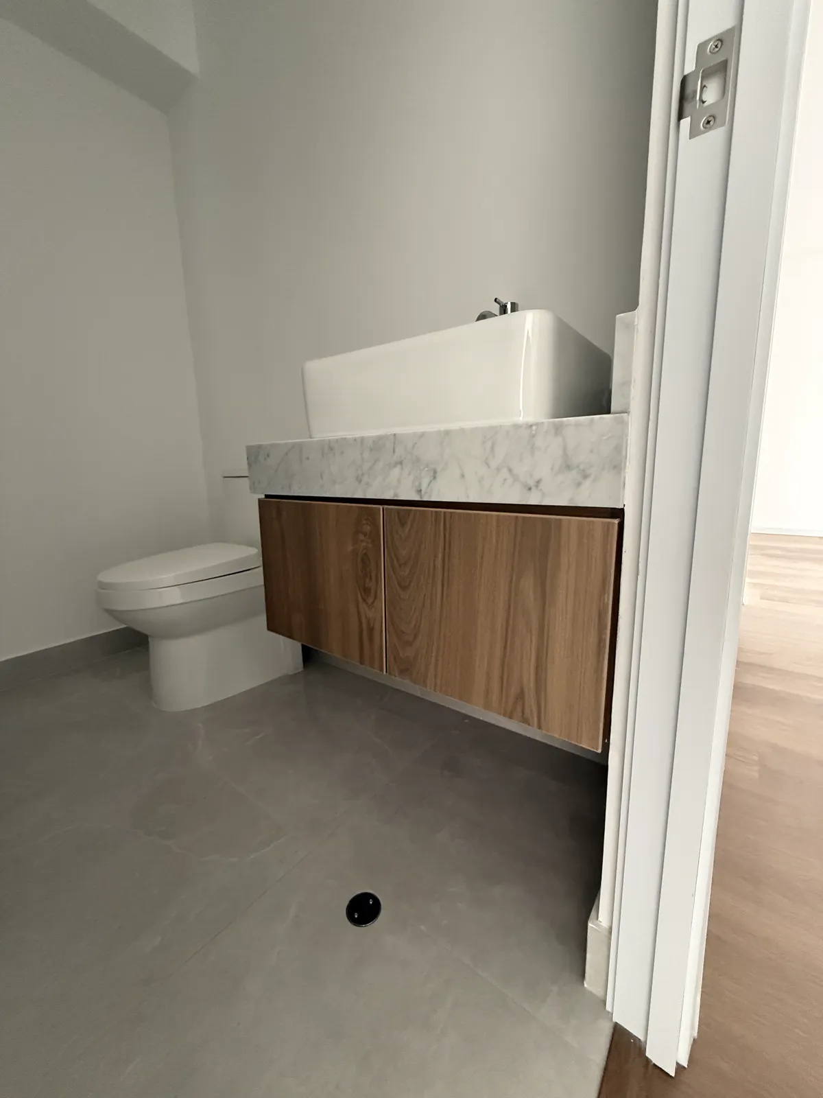 Mueble de baño flotante en melamine del proyecto Porta 360
