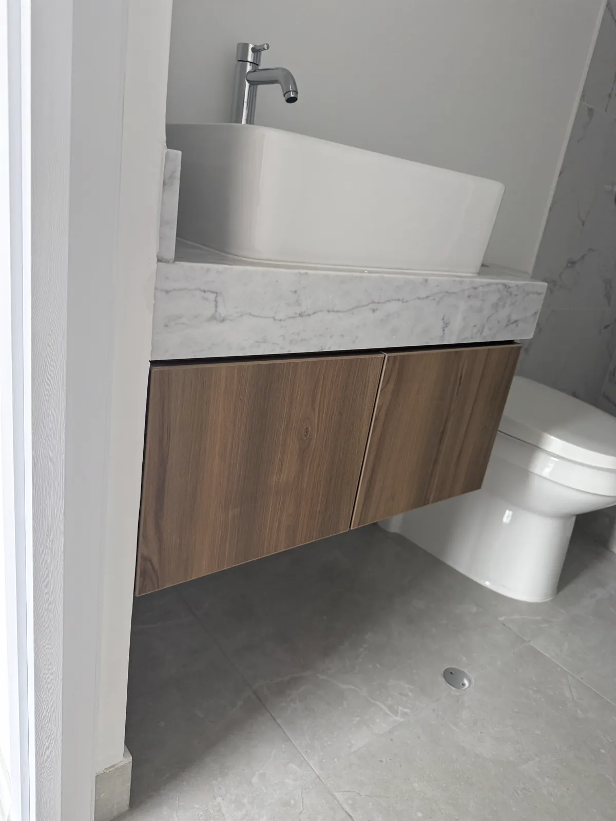 Mueble de baño flotante en melamine del proyecto Porta 360