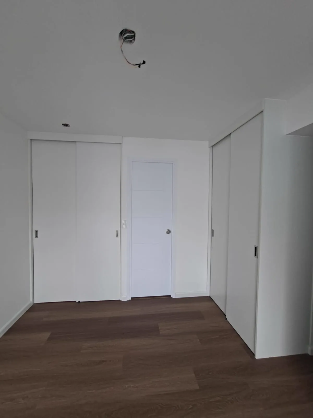 Clóset de melamine con puertas corredizas del proyecto Porta 360