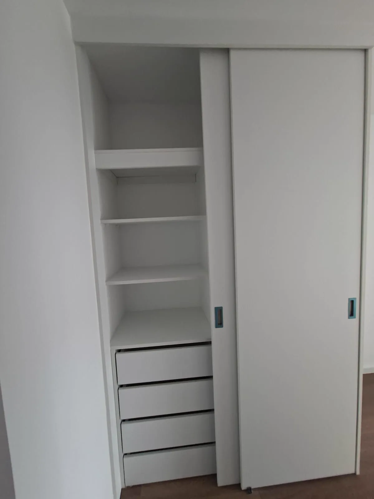 Clóset de melamine con puertas corredizas del proyecto Porta 360